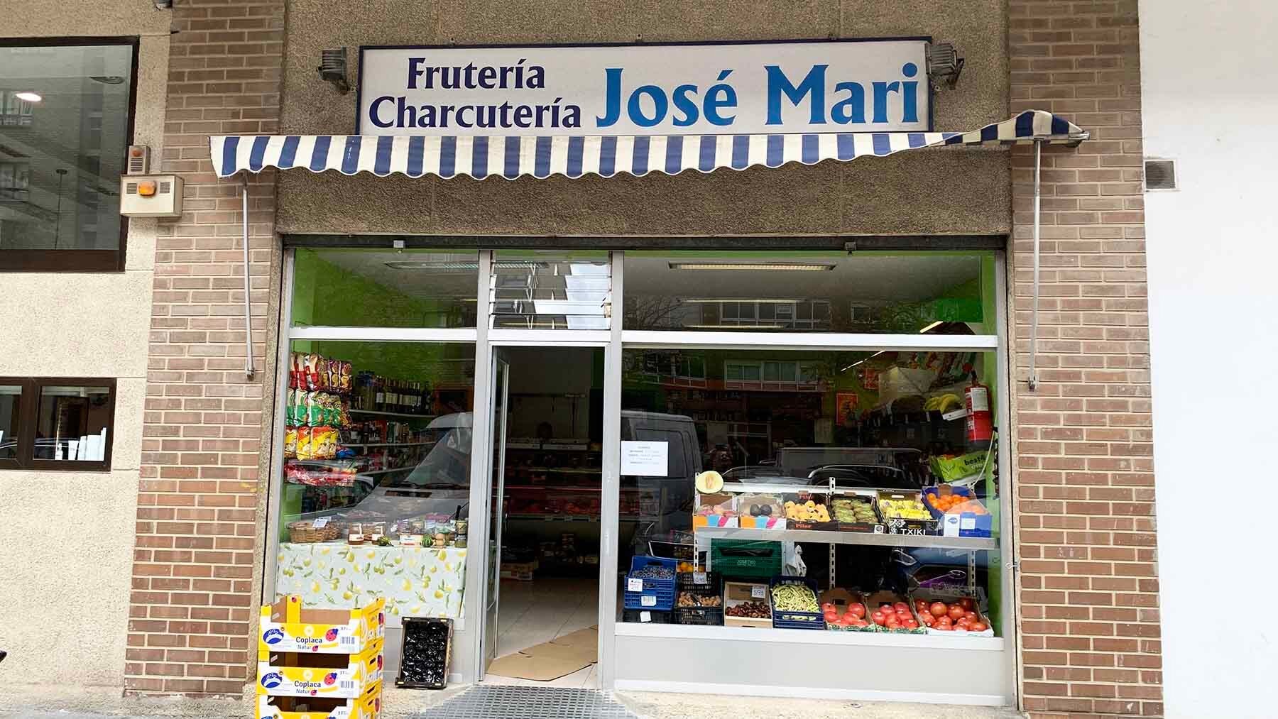 Fachada de la frutería - charcutería José Mari en Pamplona. Navarra.com