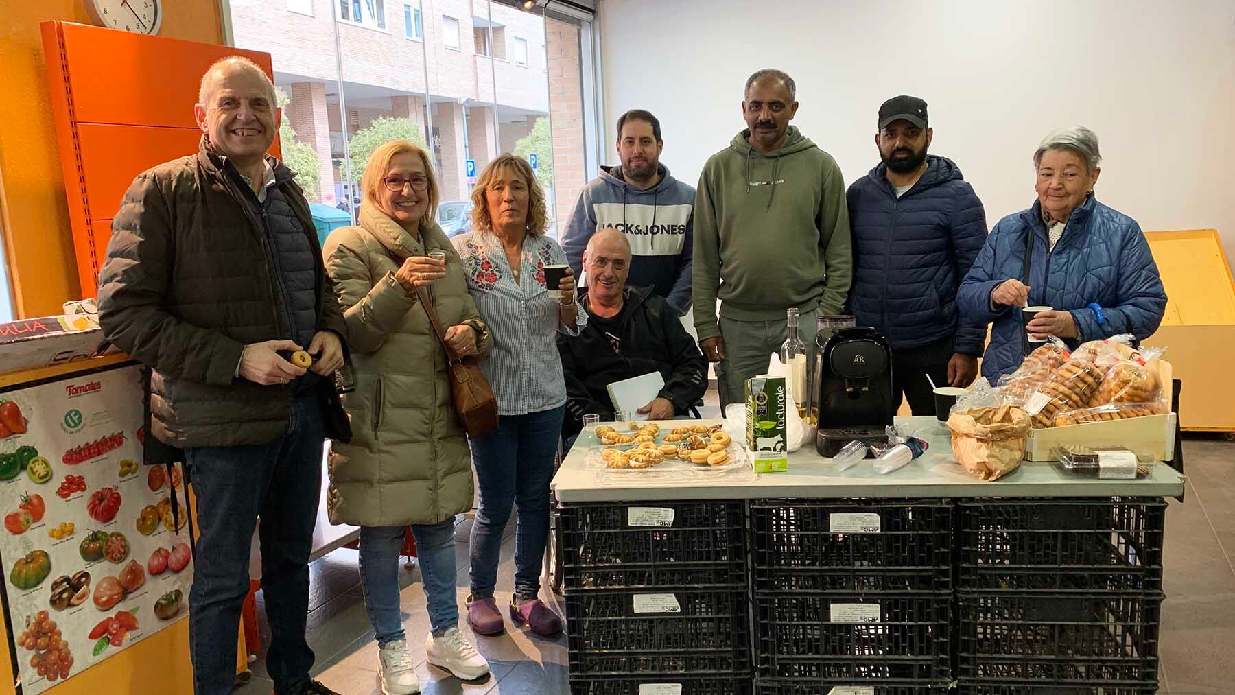 La frutería Nuria ha invitado a sus clientes y amigos a un aperitivo después de 37 años de vida. Navarra.com