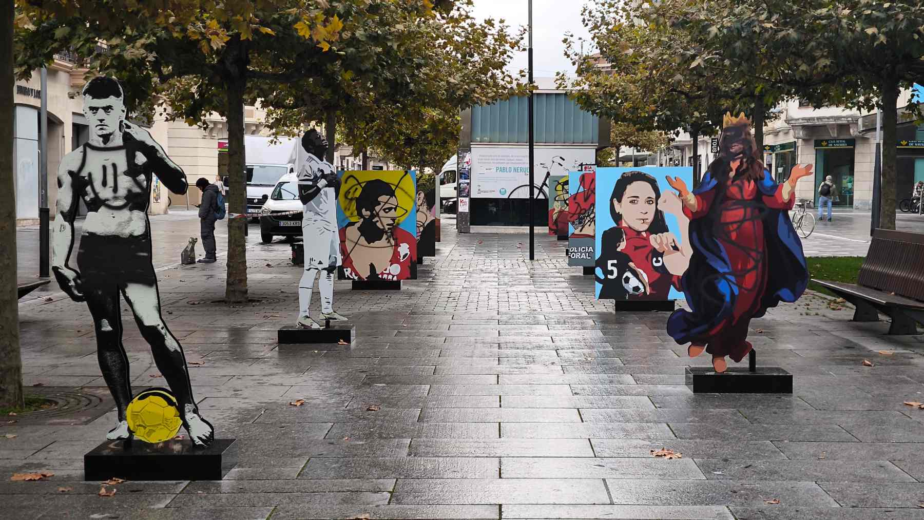 Vandalizan la exposición callejera de LKN en Pamplona. NAVARRA.COM