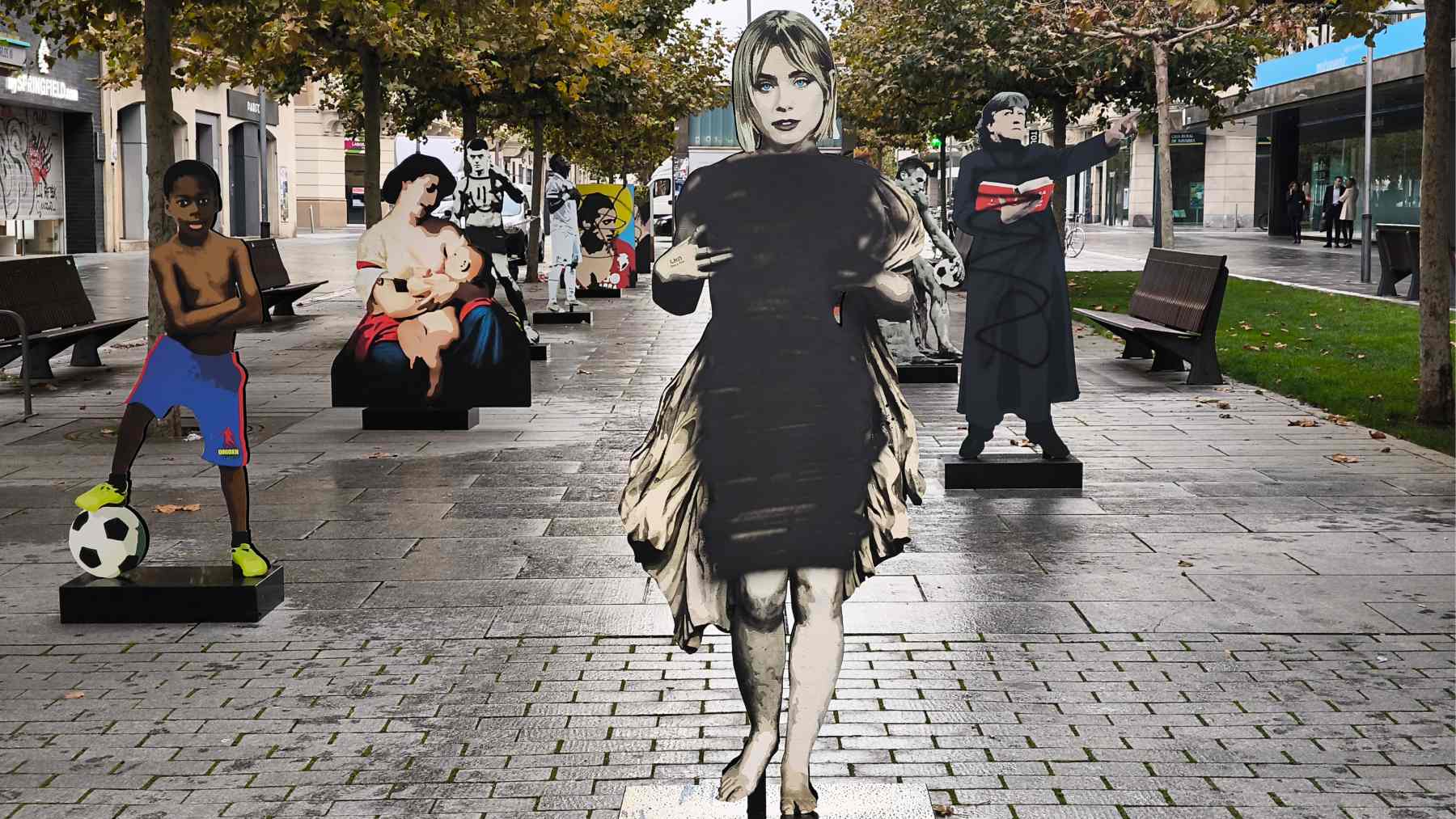 Vandalizan la exposición callejera de LKN en Pamplona. NAVARRA.COM