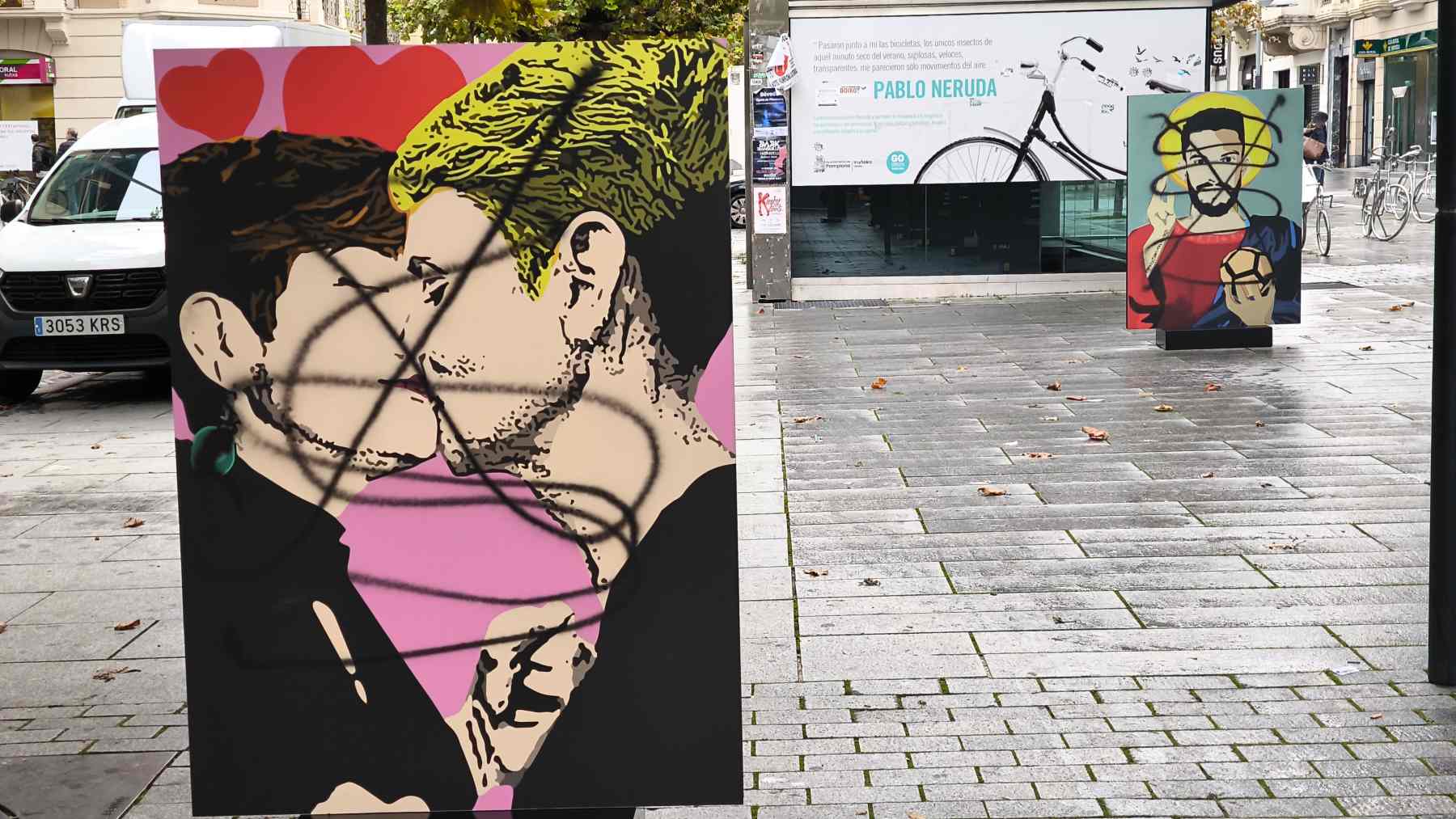 Vandalizan la exposición callejera de LKN en Pamplona. NAVARRA.COM