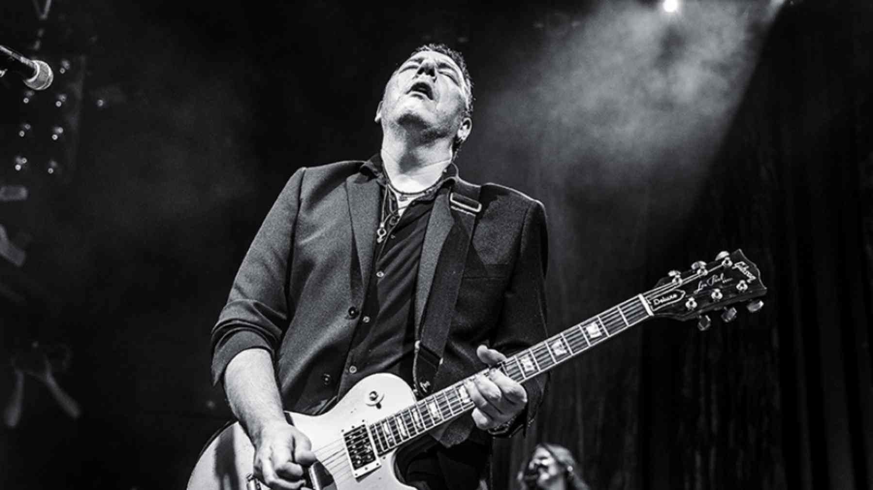 Carlos Goñi en pleno concierto con Revolver. REVOLVER