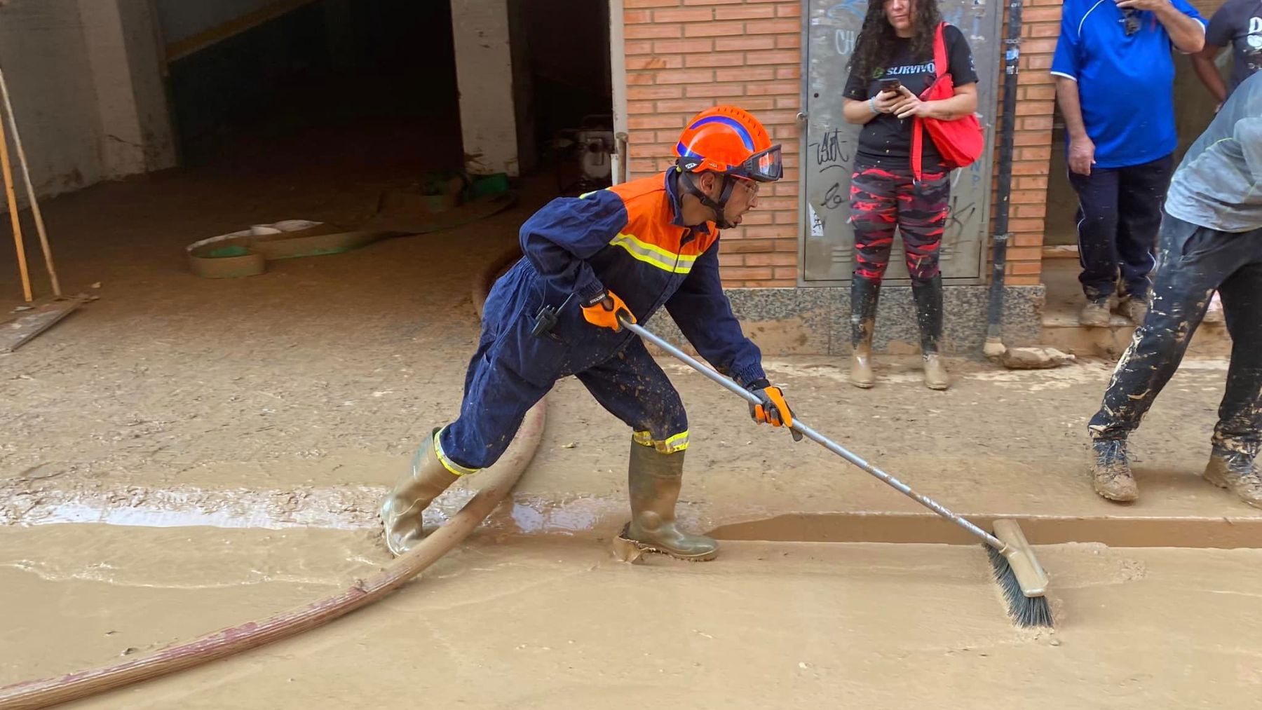 Voluntarios de Protección Civil Navarra en Valencia ayudan tras el paso de la DANA. NAVARRA.COM