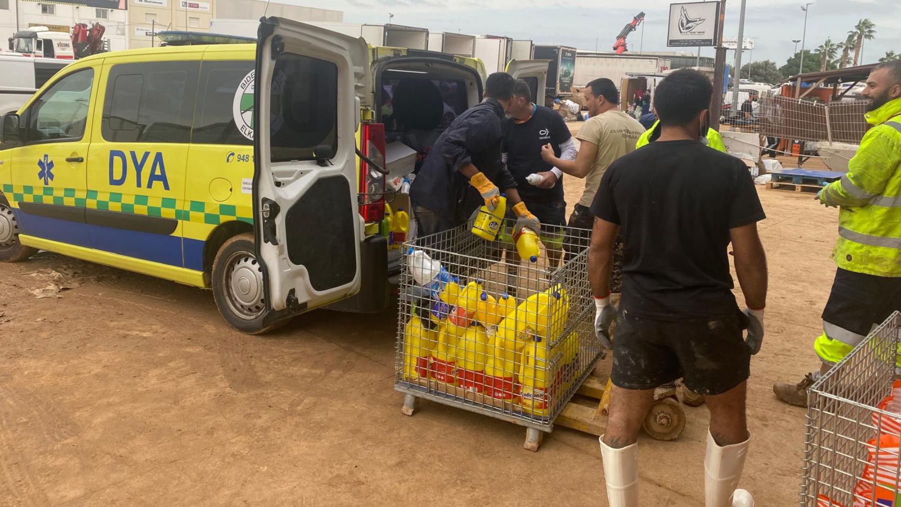 Reparto de ayuda por parte de DYA Navarra en Massanassa. CEDIDA