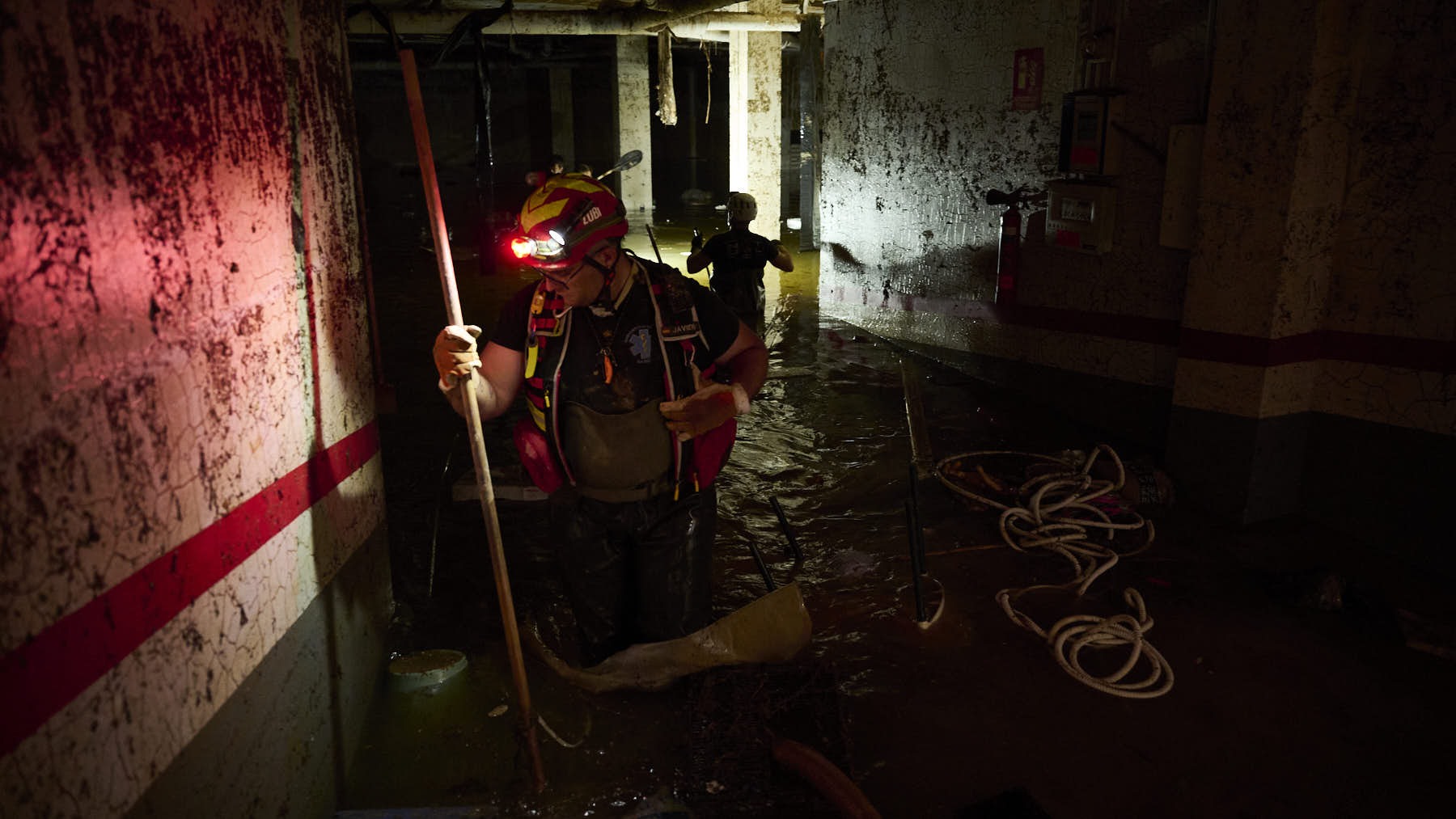Javier Zubieta, rescatista de la USAR, en labores de rescate en Paiporta, gravemente afectada por la DANA. PABLO LASAOSA