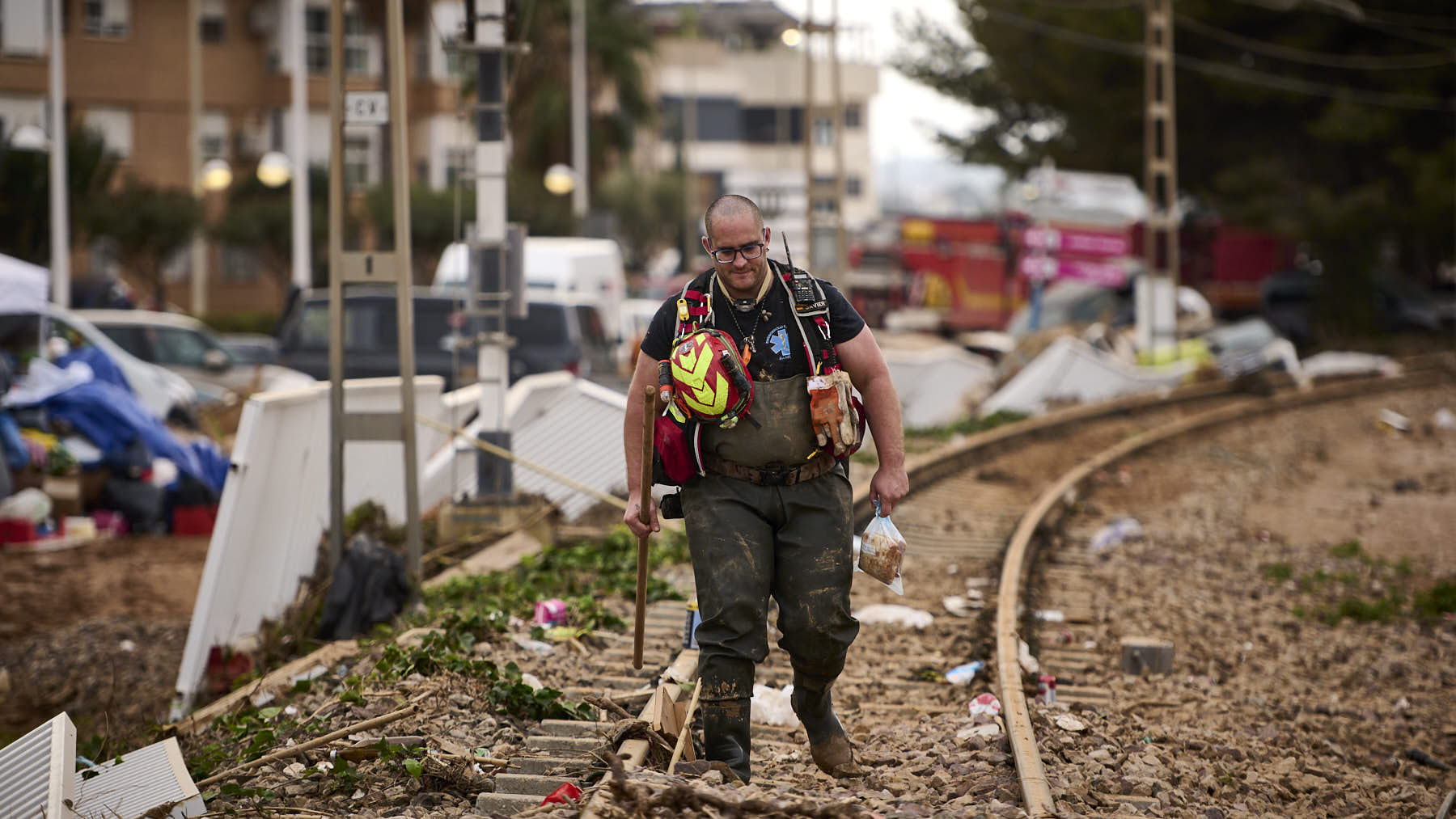 Javier Zubieta, rescatista de la USAR, en labores de rescate en Paiporta, gravemente afectada por la DANA. PABLO LASAOSA