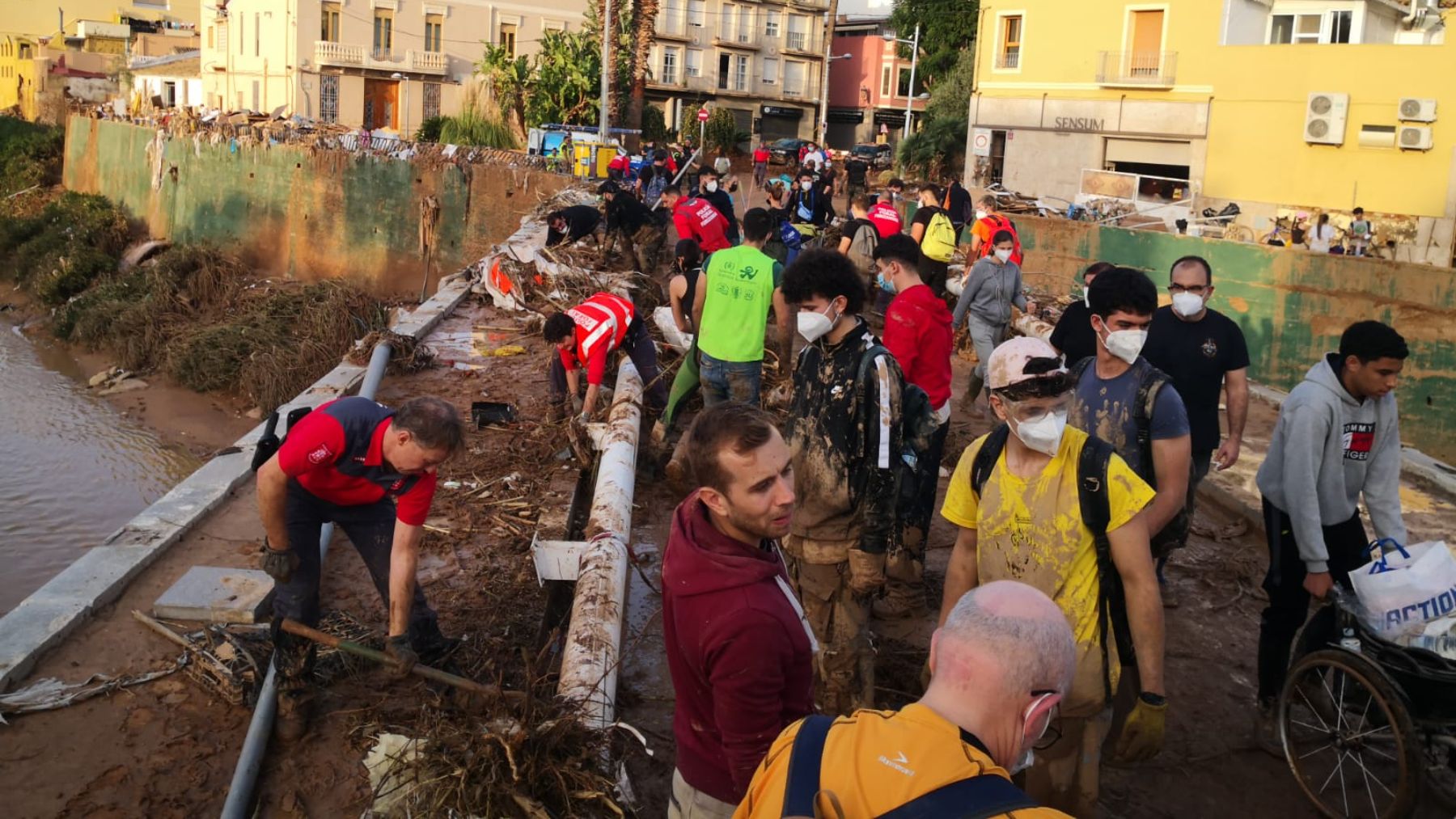 Agentes de la Policía Foral trabajan en las labores de limpieza tras los estragos de la DANA. POLICÍA FORAL