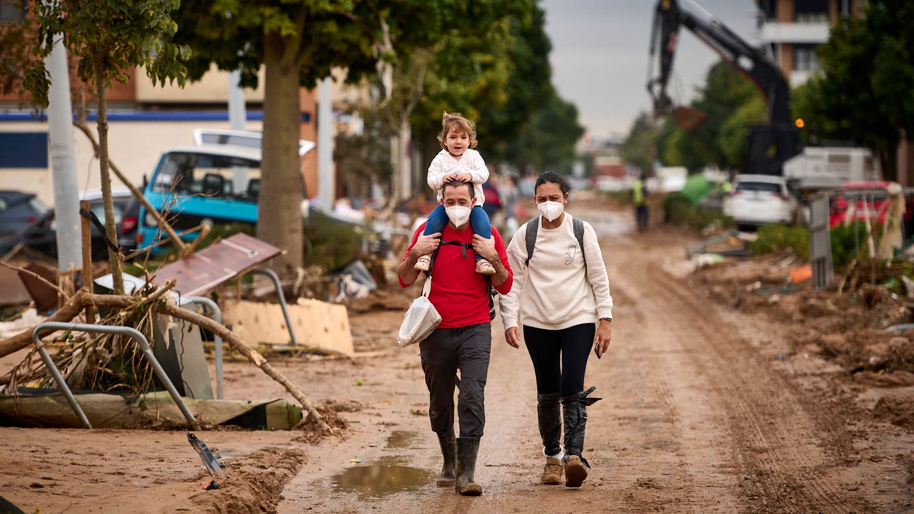 Una familia camina por las calles de Paiporta. PABLO LASAOSA