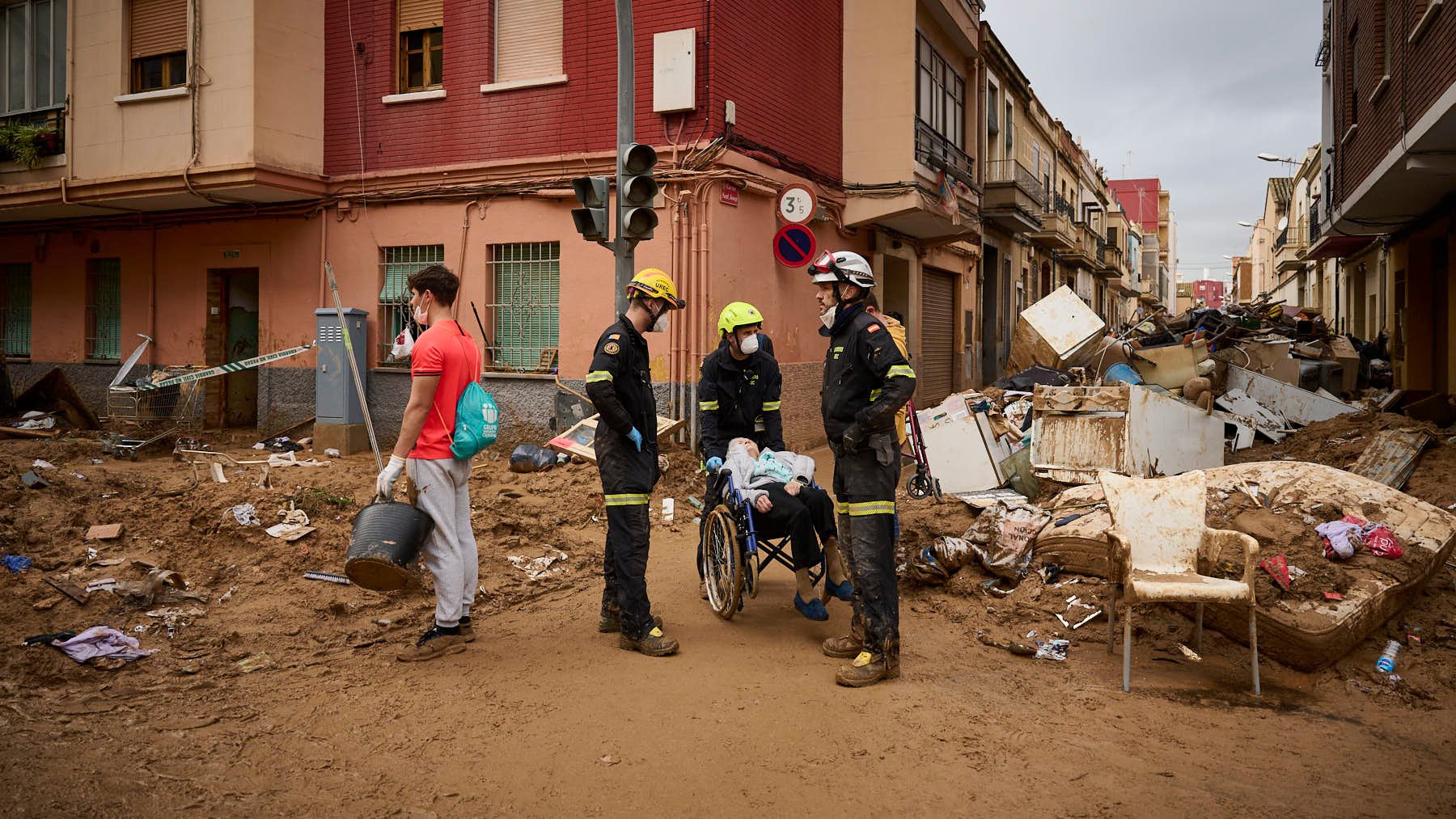 Equipos de rescate atienden a una mujer en silla de ruedas, en Paiporta. PABLO LASAOSA