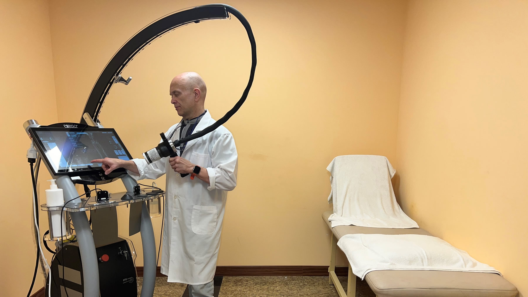 Luis Miguel Zamborán con la máquina de diamagnetoterapia. CEDIDA