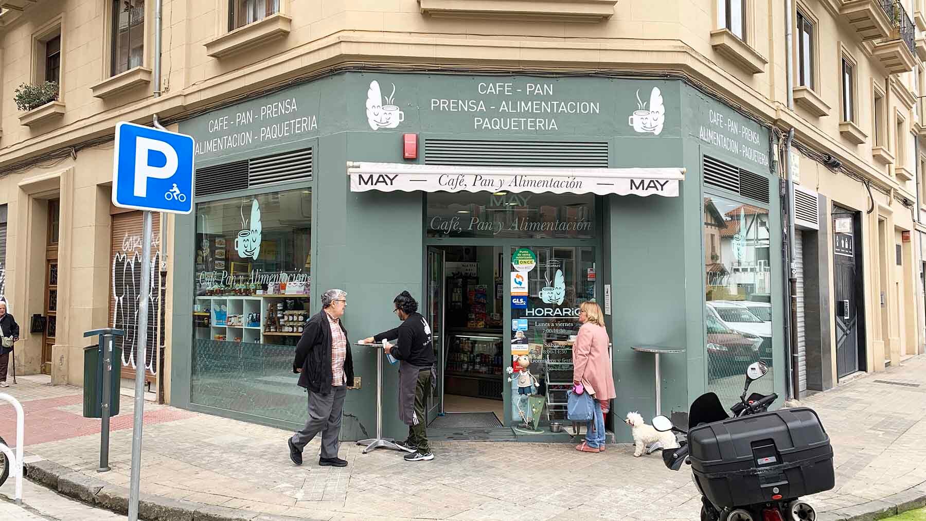 La cafetería May está en la calle Iturralde y Suit 22 de Pamplona. Navarra.com