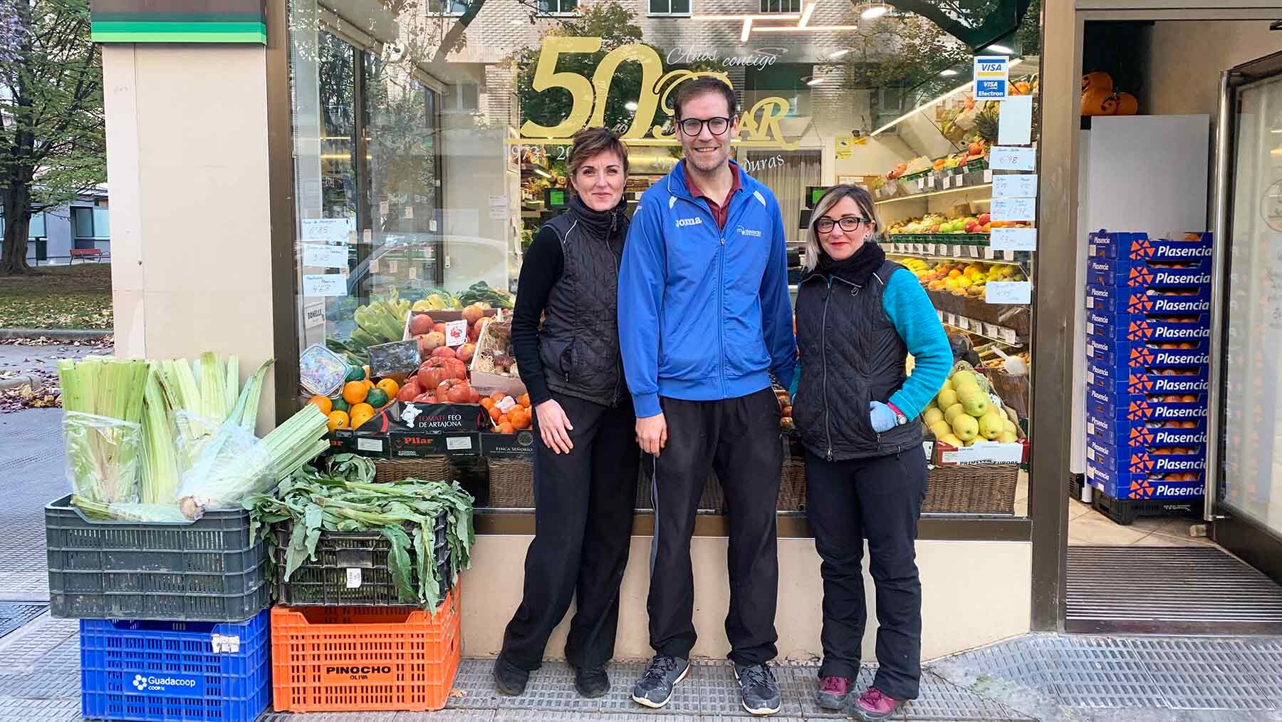 Eneko Campos junto a Alicia y Marta en la frutería Pilar de Iturrama en Pamplona. Navarra.com