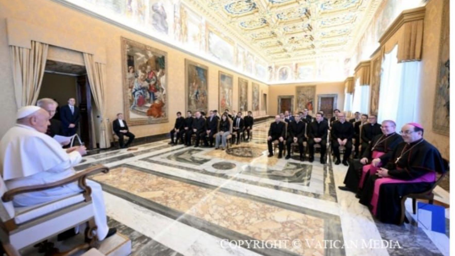 El Papa recibe en nombre de la Diócesis un pañuelo personalizado y una imagen de San Fermín. CEDIDA