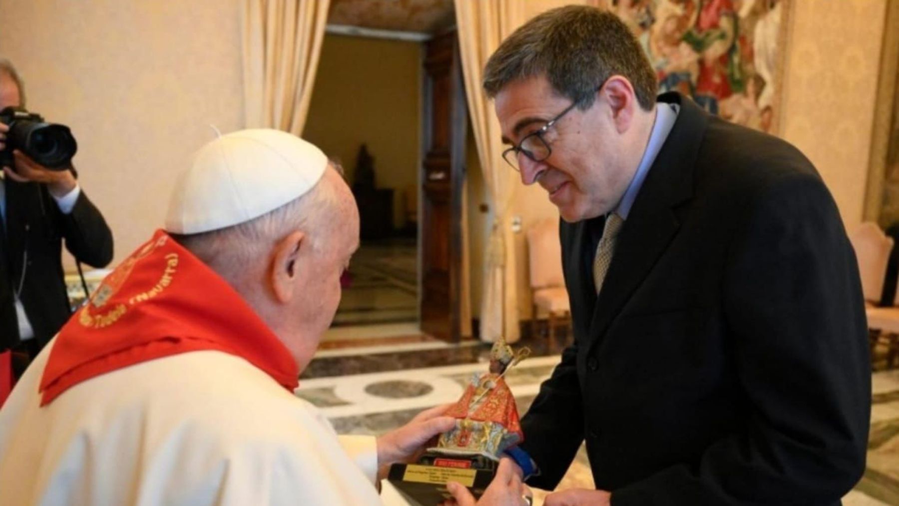 El Papa recibe en nombre de la Diócesis un pañuelo personalizado y una imagen de San Fermín. CEDIDA