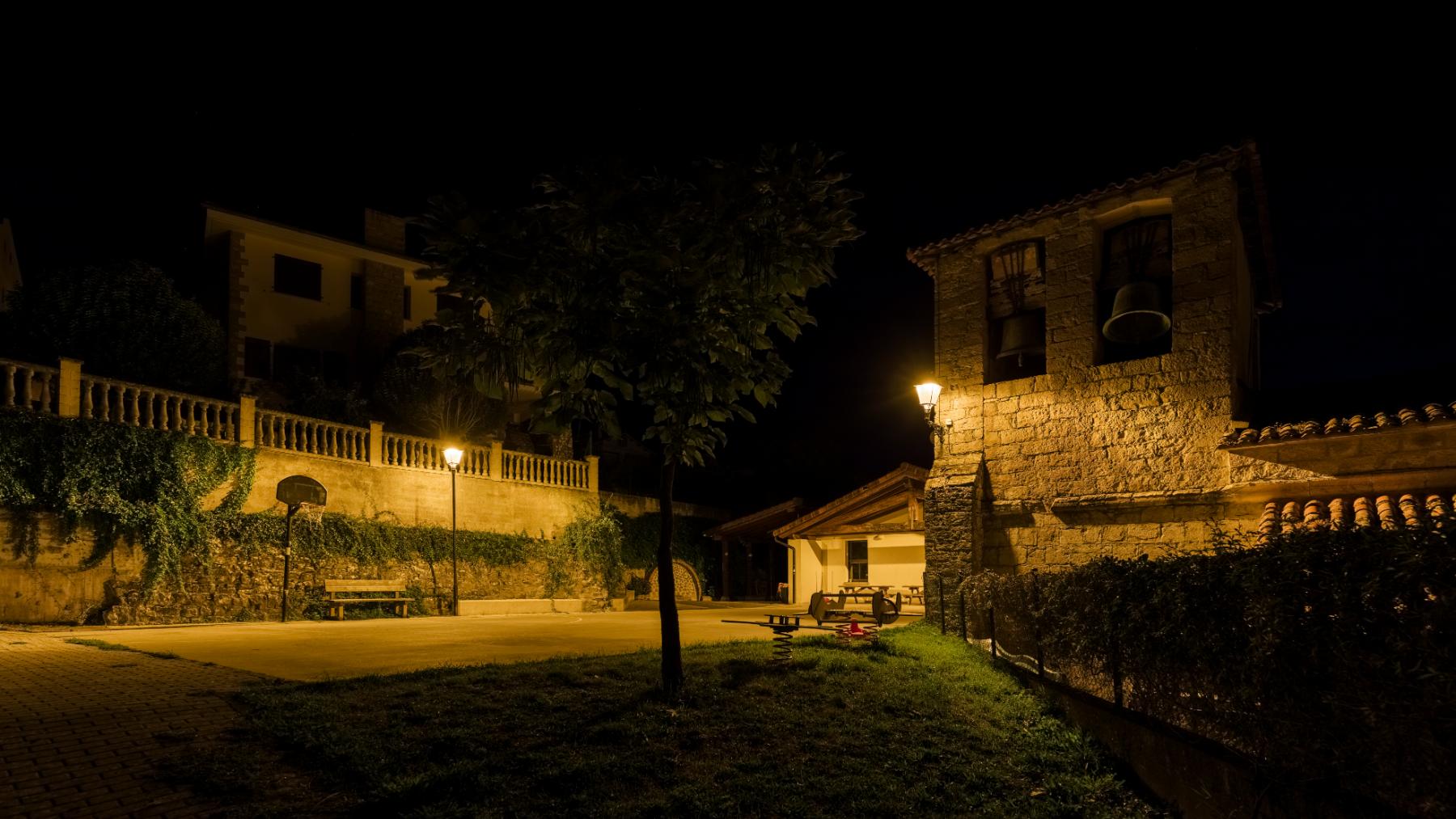 Las luminarias de ATP, fabricadas con polímeros técnicos de ingeniería, son resistentes a la corrosión, sobretensiones y actos vandálicos.