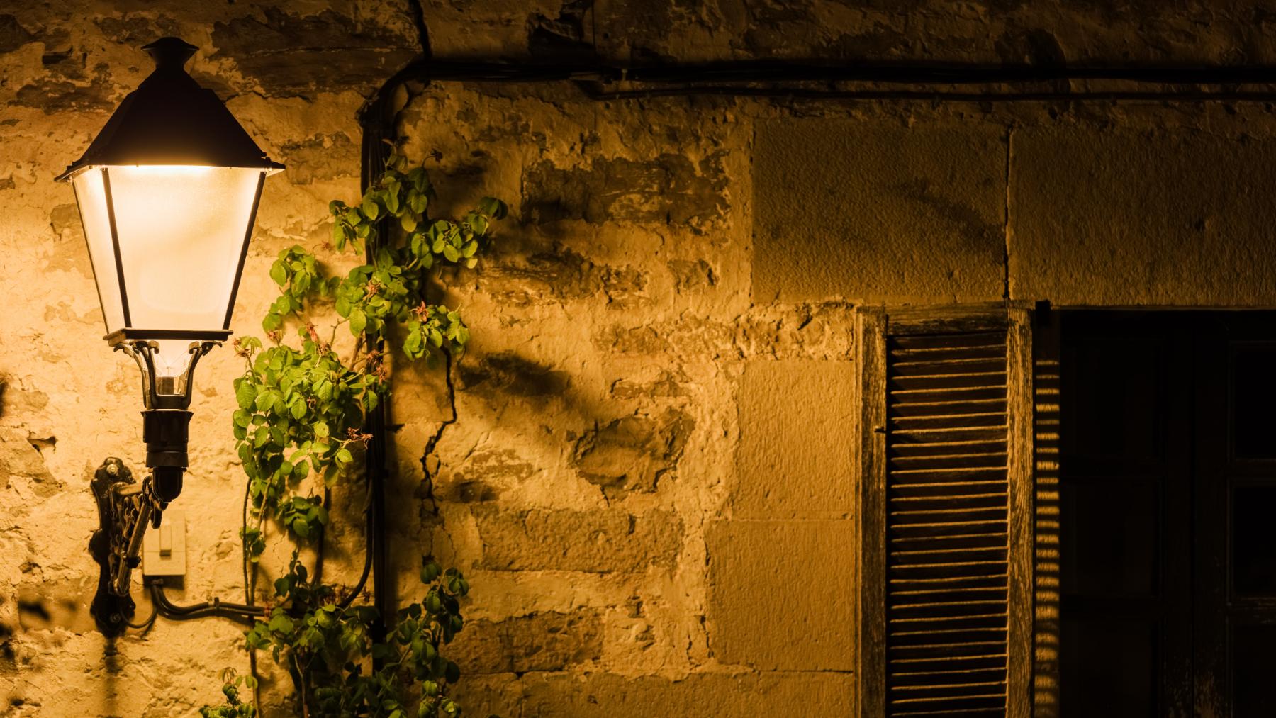 El Difusor Confort® de estos Villa XLA reduce el deslumbramiento, mejorando la comodidad visual sin comprometer el rendimiento fotométrico.