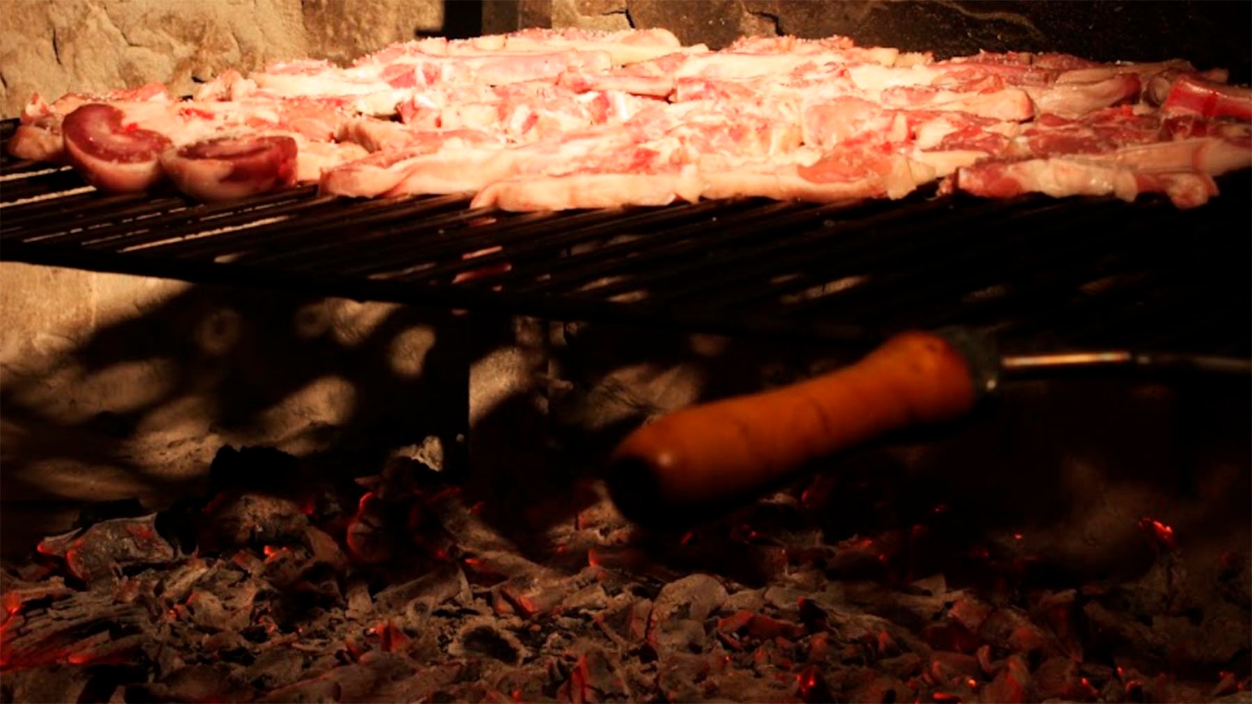 Chuletillas de cordero haciéndose en la parrilla del Asador Tres Tinas de Viana. ASADOR TRES TINAS