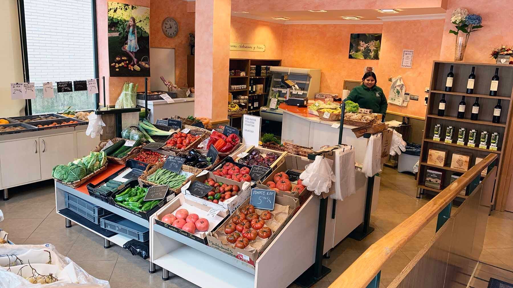 Interior de la frutería Azahar en Sarriguren. Navarra.com