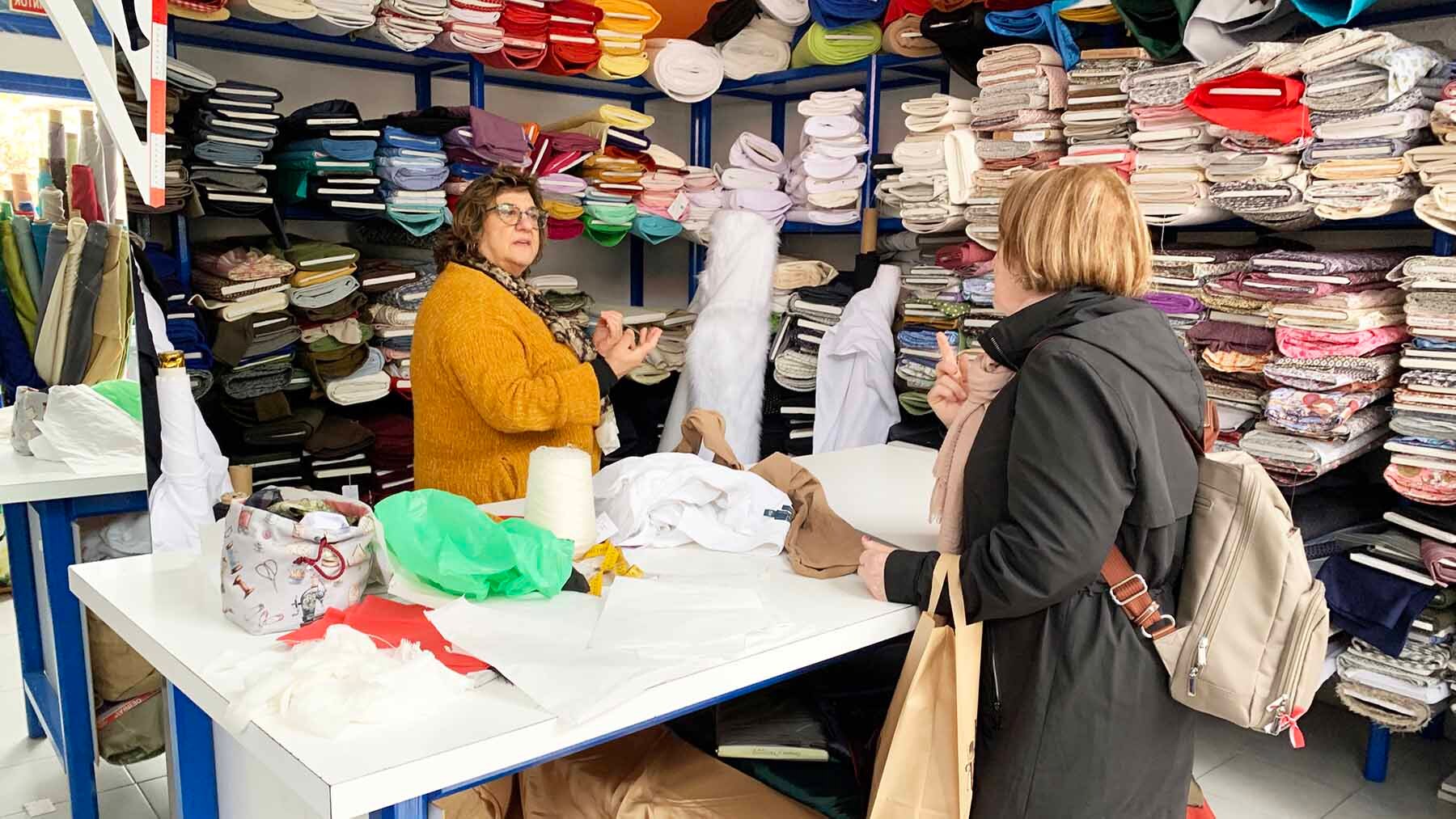 Interior de la tienda de tejidos Tela Marinera en Burlada. Navarra.com