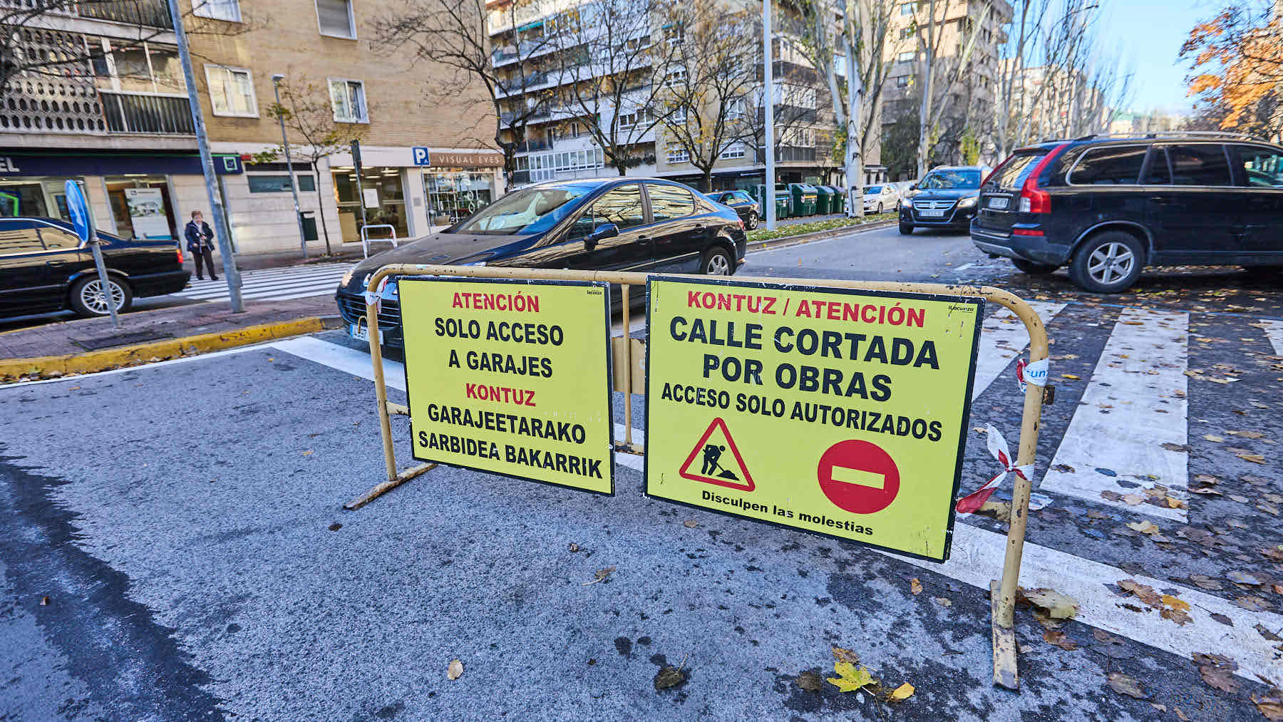 Obras en la calzada de la calle Iturrama a la altura de la plaza Félix Huarte, en Pamplona. IÑIGO ALZUGARAY