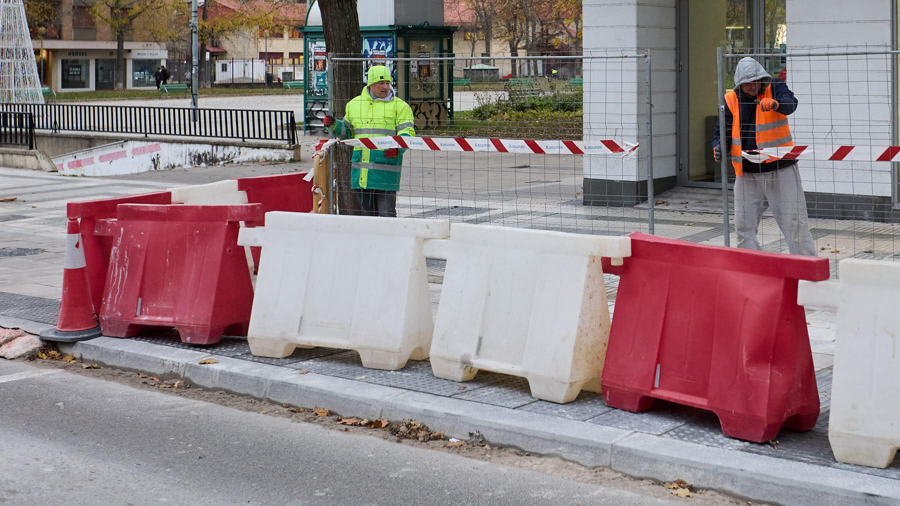 El Ayuntamiento de Pamplona prepara 18 mejoras en un barrio para eliminar desniveles en accesos a aparcamientos