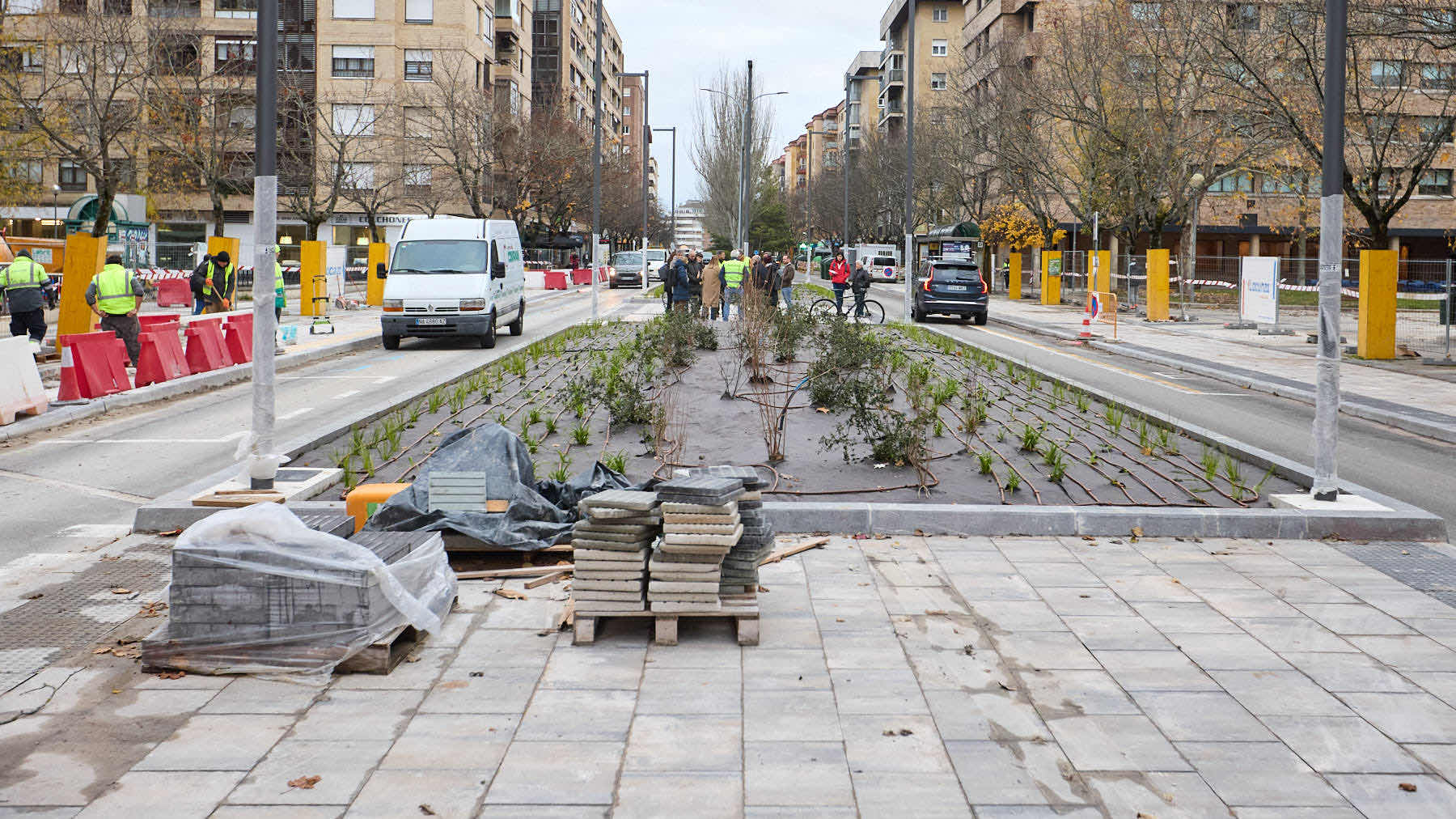 La Gerencia y la Comisión de Urbanismo del Ayuntamiento de Pamplona visitan las obras que se están llevando a cabo en el bulevar de Iturrama para generar un nuevo enlace peatonal con la plaza Félix Huarte. IÑIGO ALZUGARAY
