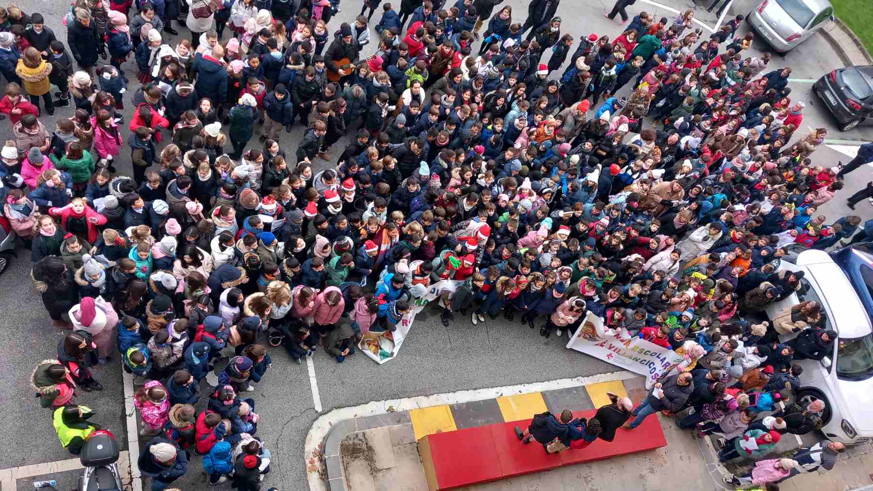 Niños de varios colegios de Pamplona junto al arzobispo Florencio Roselló en la ronda de villancicos. IGLESIA NAVARRA