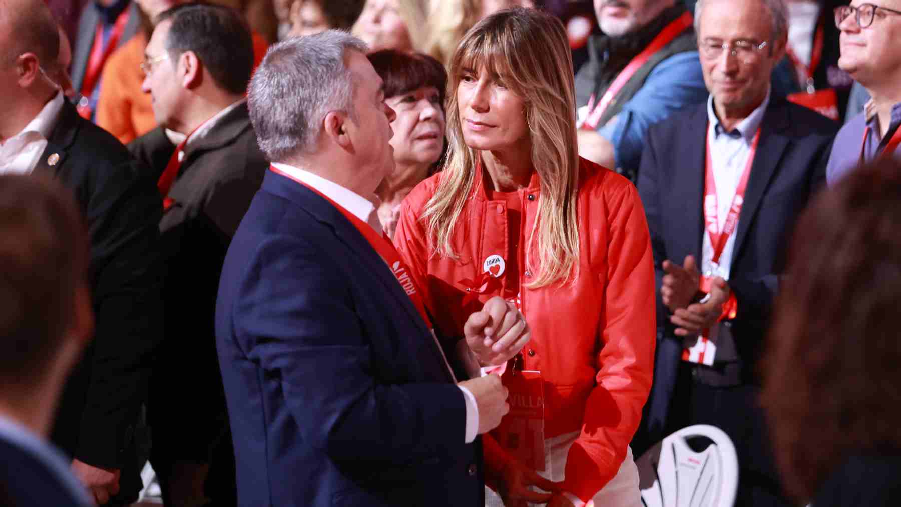 El socialista navarro Santos Cerdán junto a la imputada mujer del presidente del Gobierno, Begoña Gómez.
Rocío Ruz / Europa Press