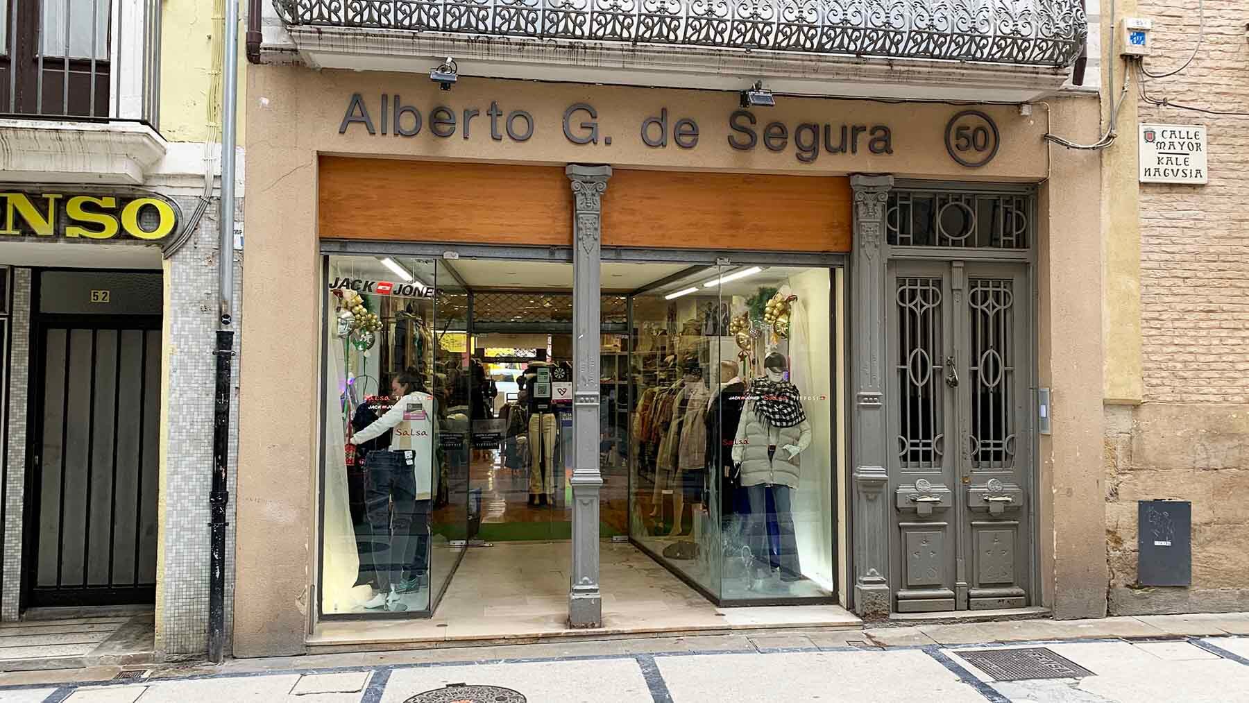 Tienda de ropa Alberto Gómez de Segura en la calle Mayor de Estella. Navarra.com