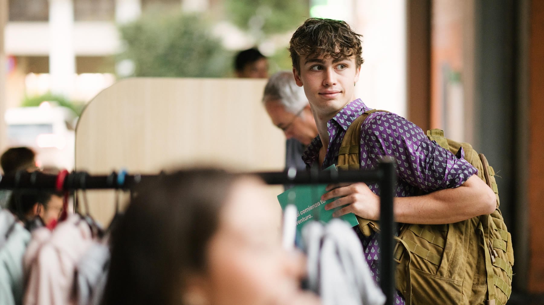Un estudiante con su carta de bienvenida a CampusHome. CEDIDA