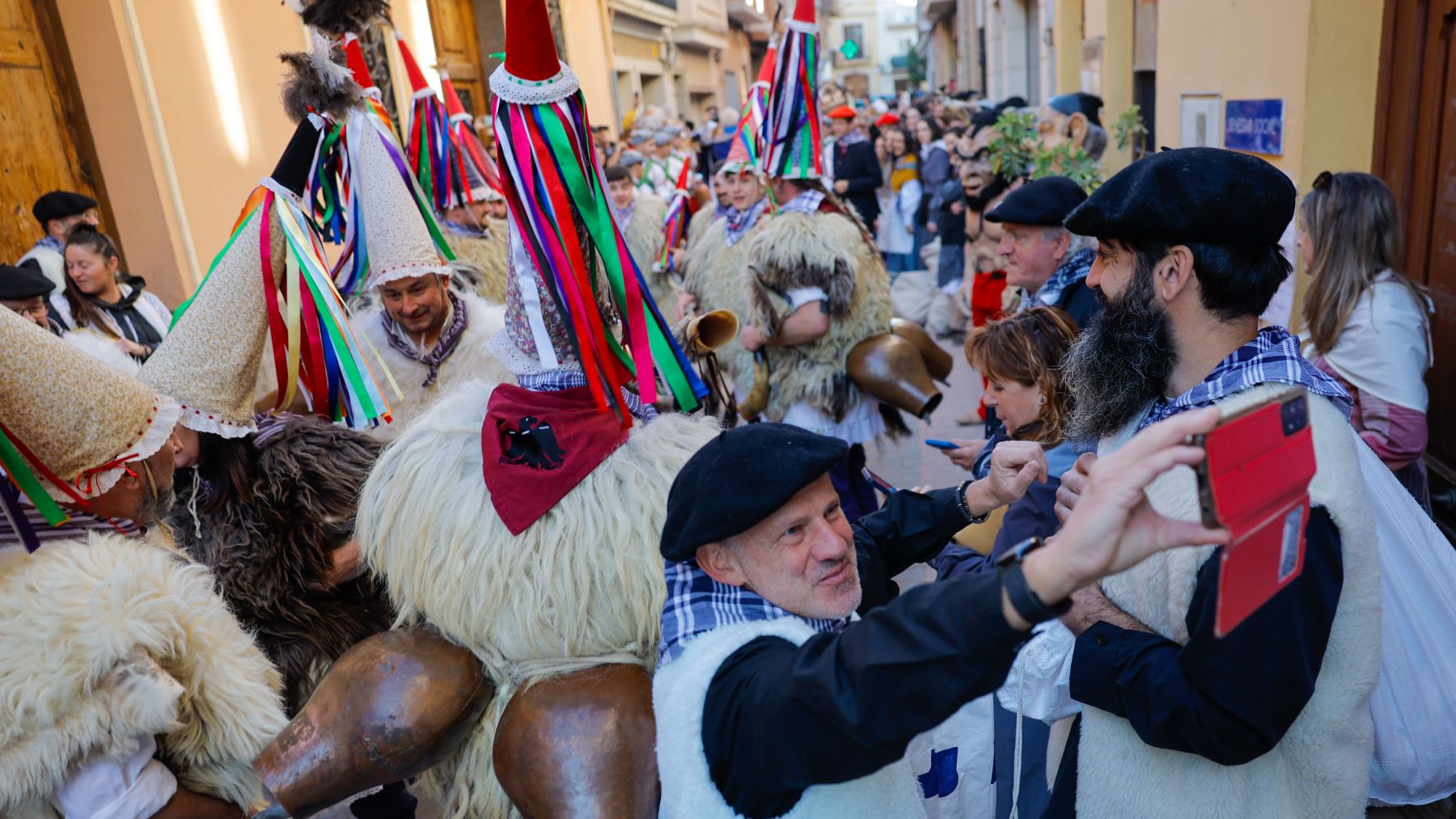 La Casa de Cultura de Beriain (Navarra), el Ayuntamiento de Beriain y el Ayuntamiento de Massanasa (Valencia) celebran en esta localidad un acto solidario para las familias afectadas por la dana, con un desfile cultural, en el que uno de los protagonistas es el Olentzero, el "papá Noel" vasco, que une las tradiciones de ambos municipios y el reparto de más de 1.300 juguetes. EFE/ Kai Försterling