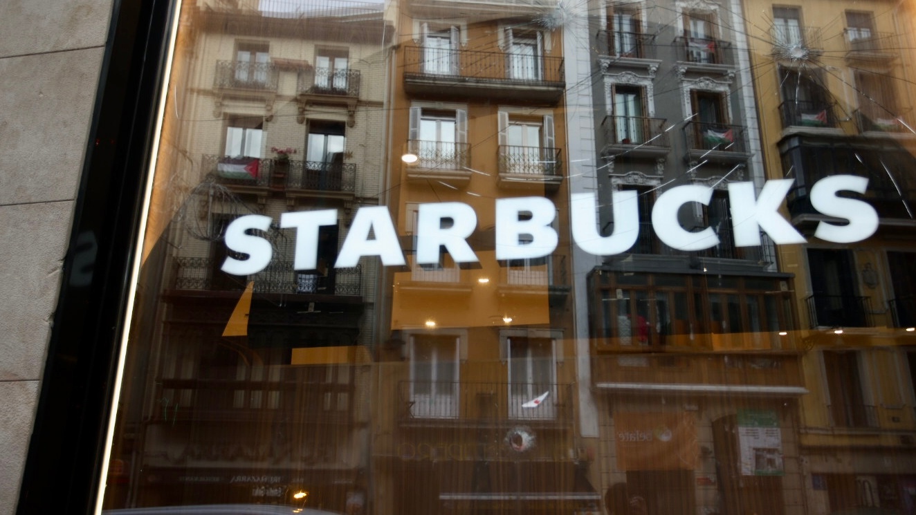El Starbucks de la calle Mercaderes de Pamplona aparece con signos de vandalismo. IÑIGO ALZUGARAY