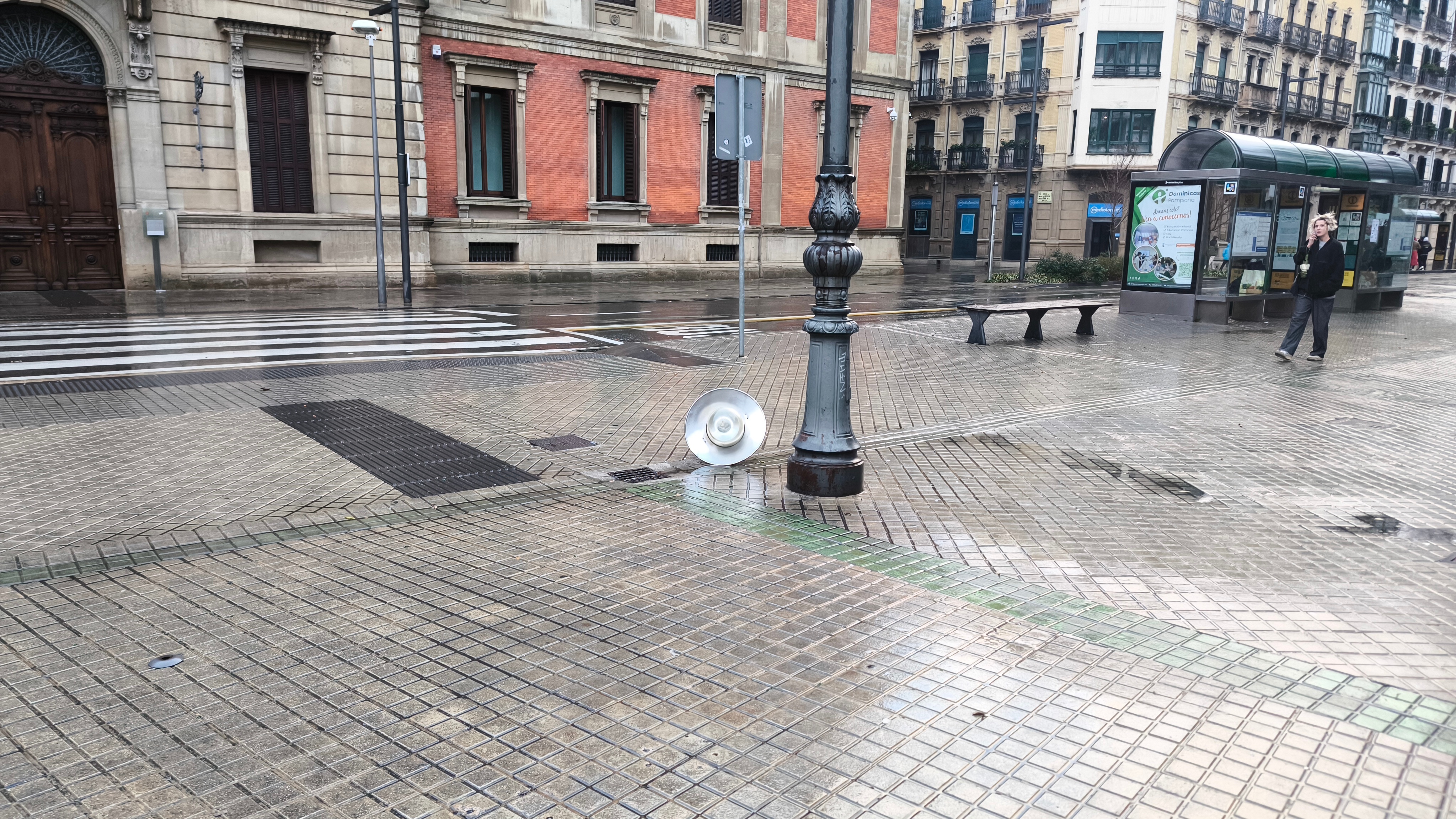 Un punto de luz de una farola se cae por el fuerte viento en Pamplona. NAVARRA.COM