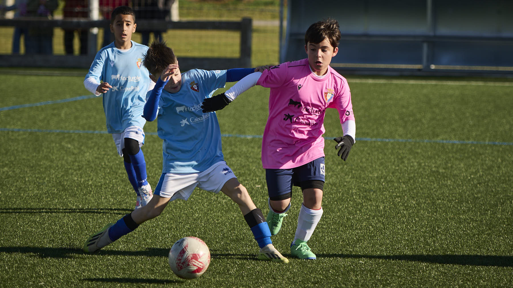El Redín se enfrenta a Vírgen de la Oliva durante la tercera jornada de la fase de grupos del XLII Torneo Intersecolar de Osasuna 24-25. PABLO LASAOSA