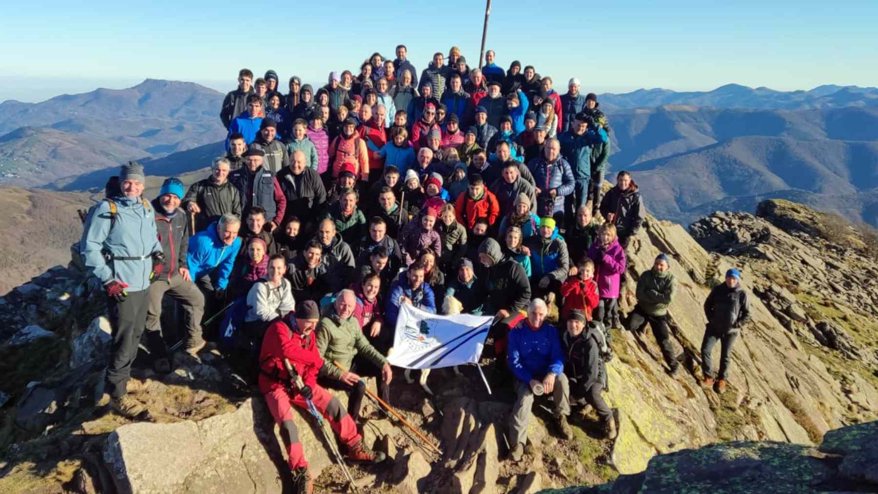 Socios y simpatizantes del CD Erreka en la cima del monte Mendaur. CEDIDA