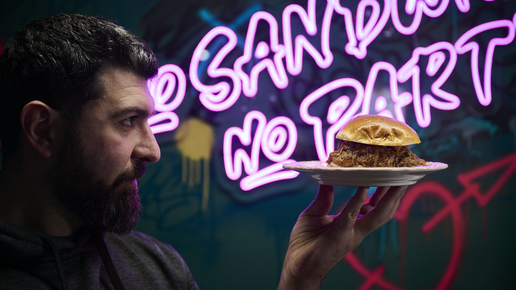 Carlos Jordán, de Montagu Sándwich en su local de la calle Estafeta 85 de Pamplona. PABLO LASAOSA