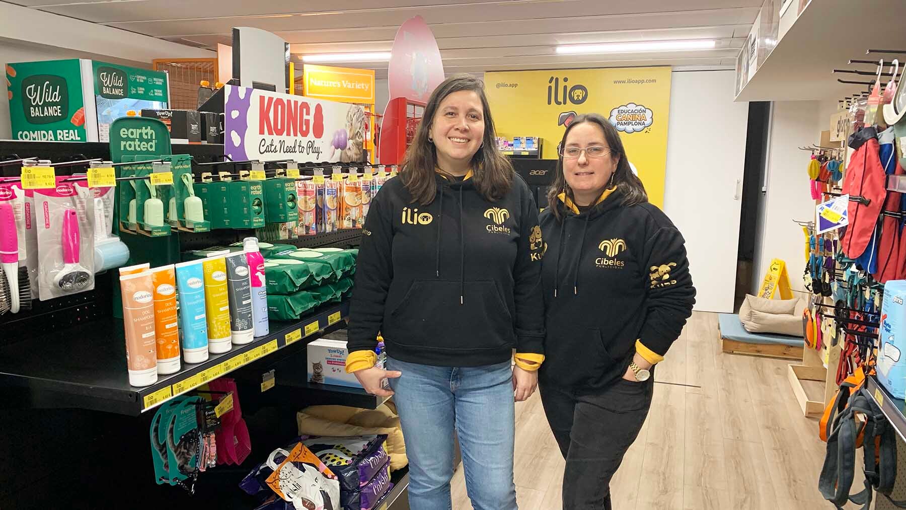 Andreina Zerpa y Silvia García en la tienda Ílio de Pamplona. Navarra.com