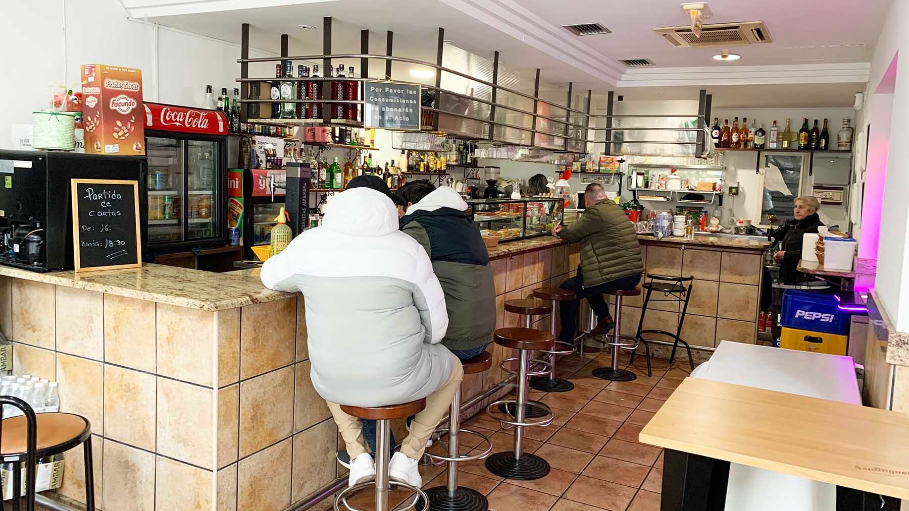 Interior del bar Oporto en el barrio de la Rochapea en pamplona. Navarra.com