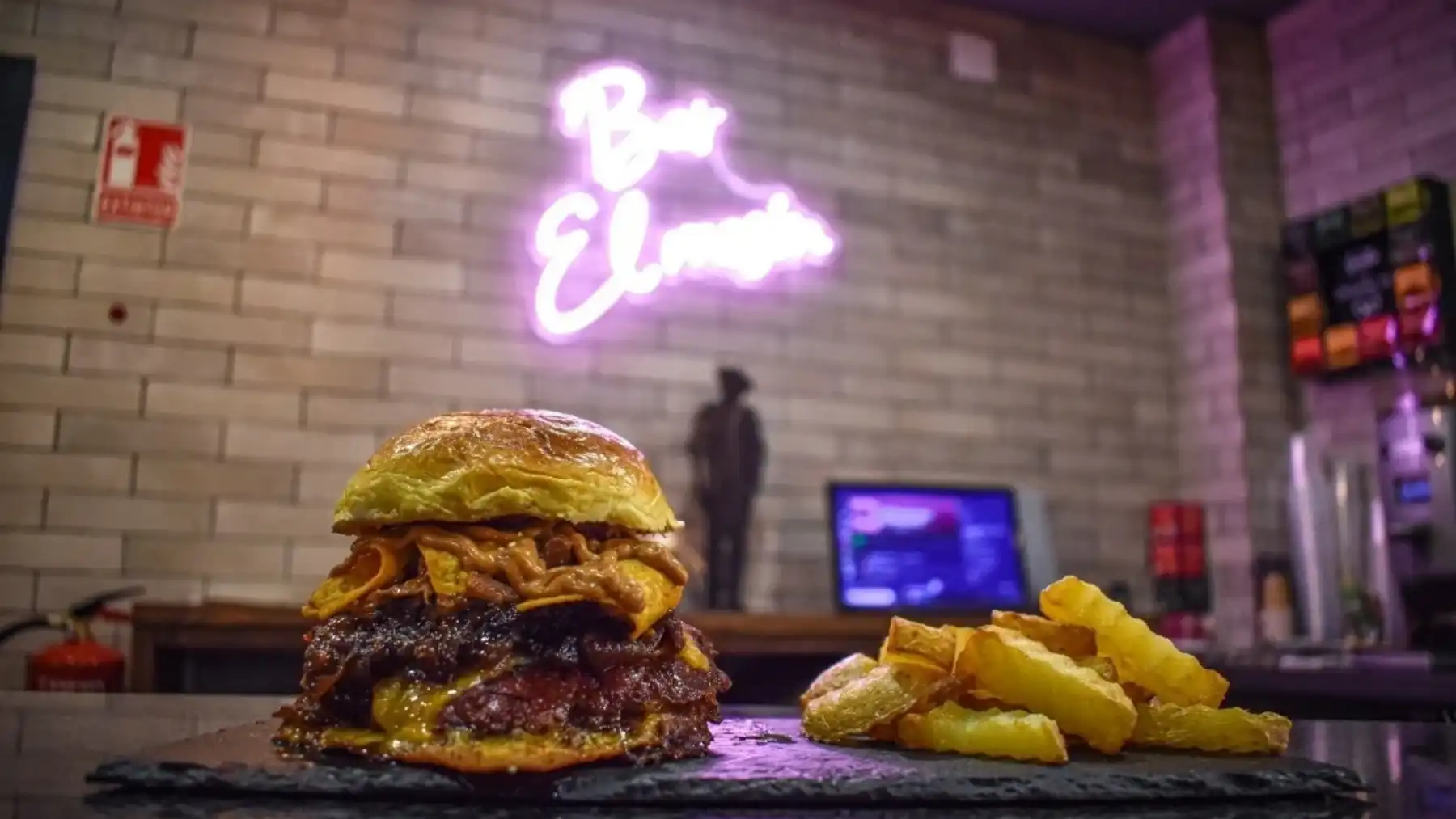 La hamburguesa 'pulled beast', del bar El Mesón, en Fustiñana. CEDIDA