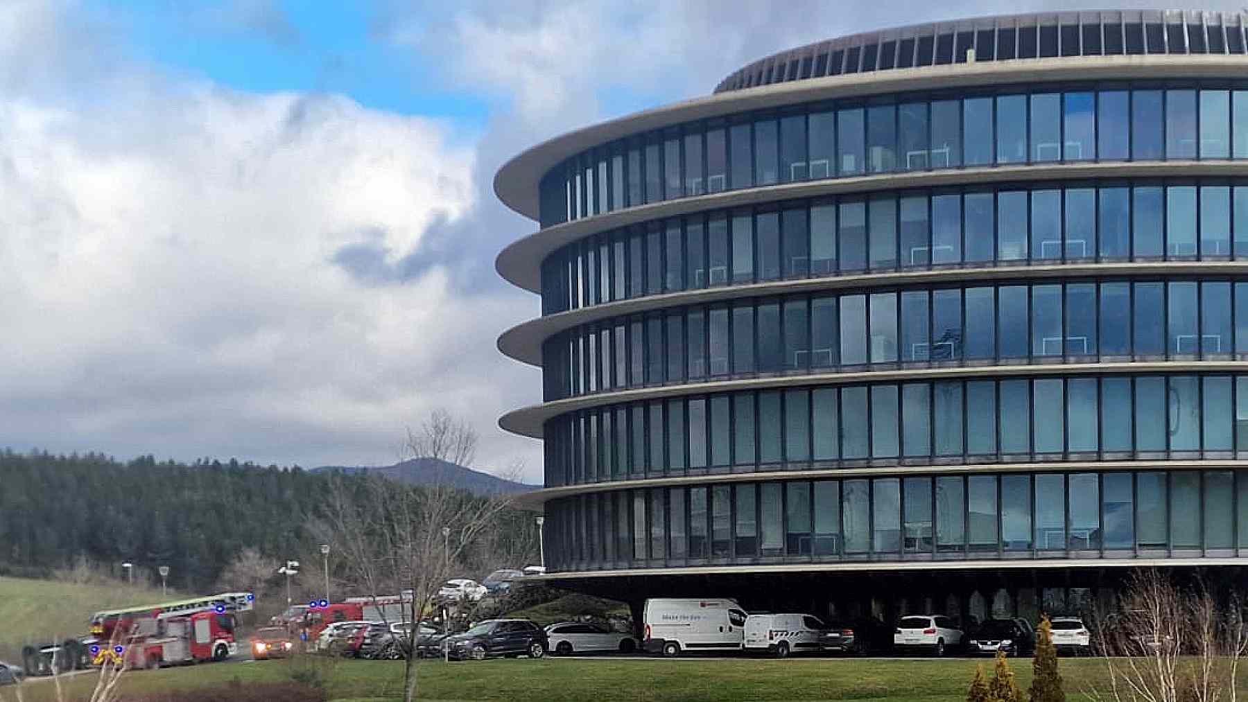 Camiones de bomberos a las puertas de Siemens Gamesa en Sarriguren. CEDIDA