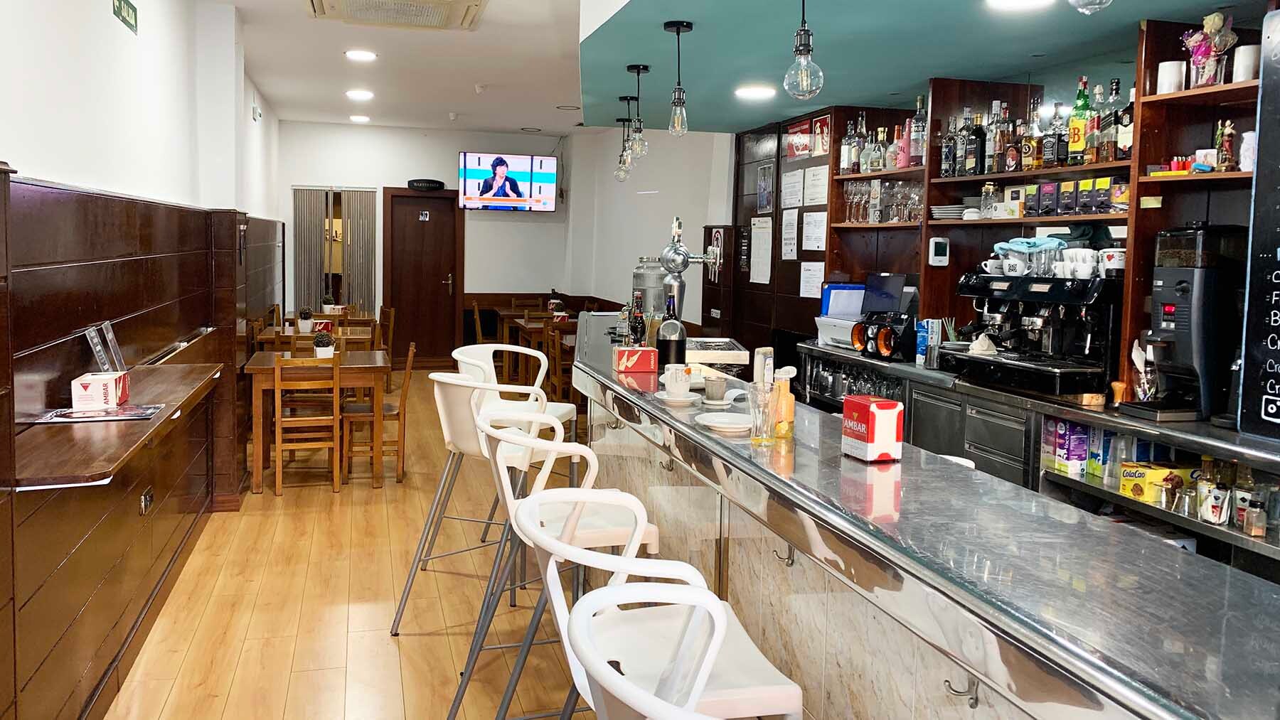 Interior del bar Otamendi en el barrio de la Rochapea en Pamplona. Navarra.com