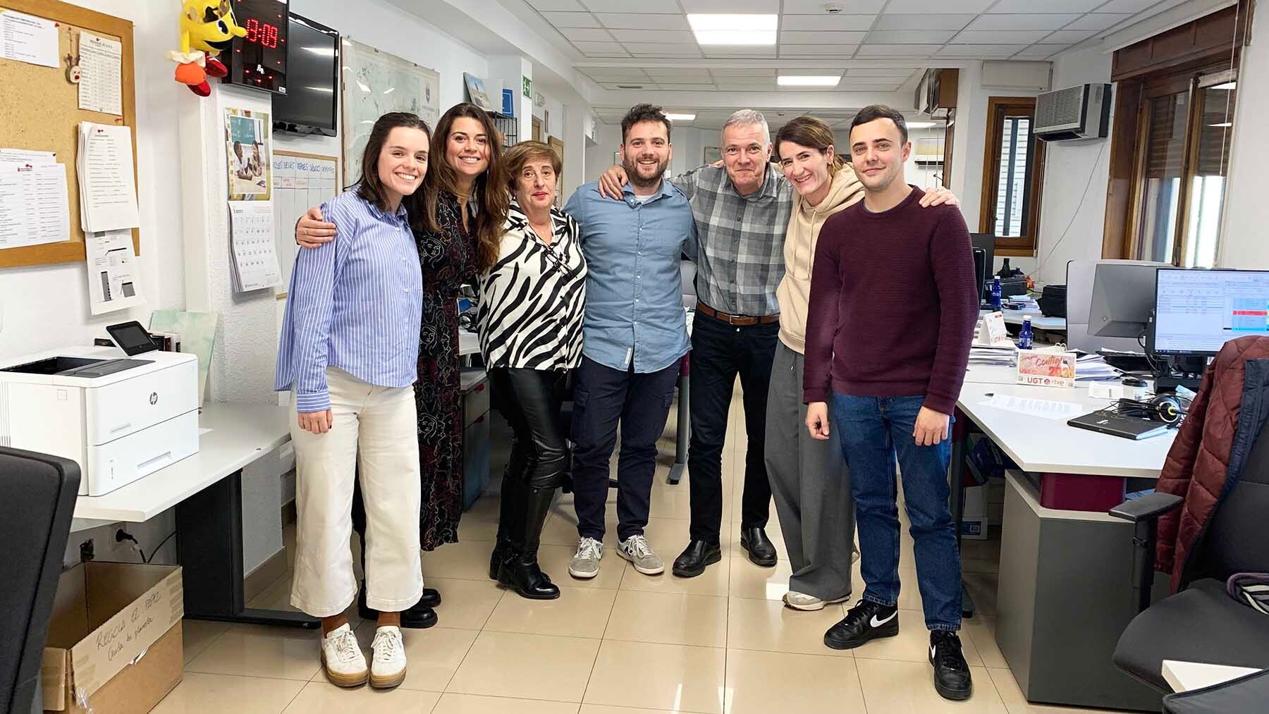 Encarna Martínez, tercera por la izquierda, con sus compañeros en la redacción de Rne en Pamplona. Navarra.com