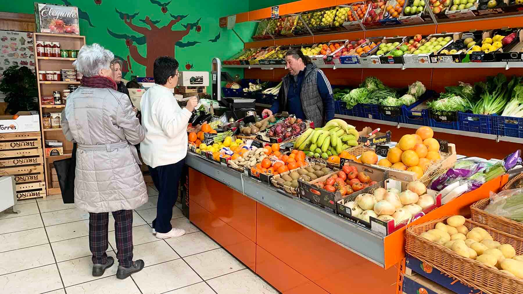 Interior de la frutería Marian en la calle Luis Morondo 7 de Pamplona. Navarra.com