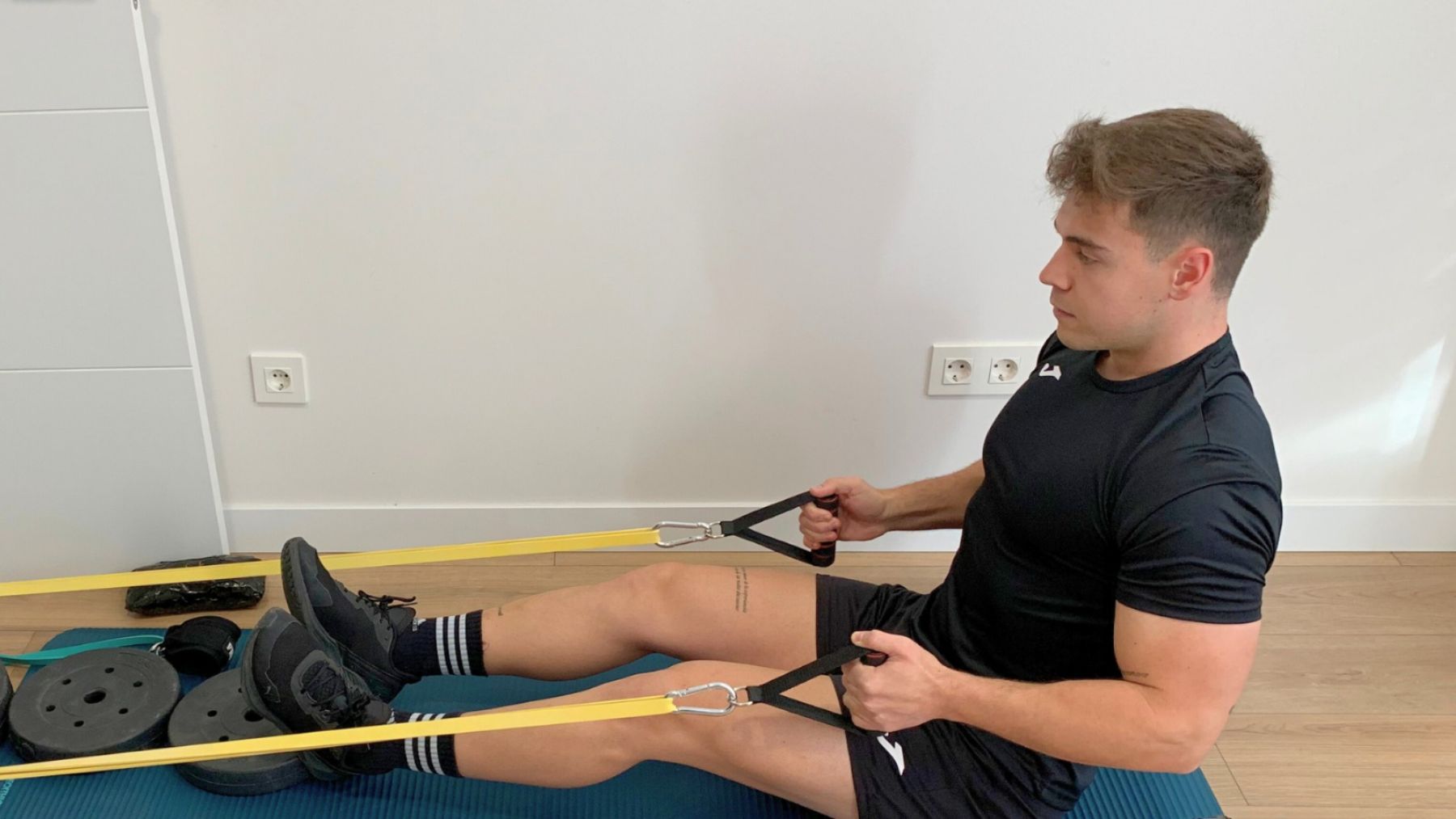 El entrenador personal Sergio Álvarez realizando uno de los ejercicios que enseña a sus clientes. CEDIDA