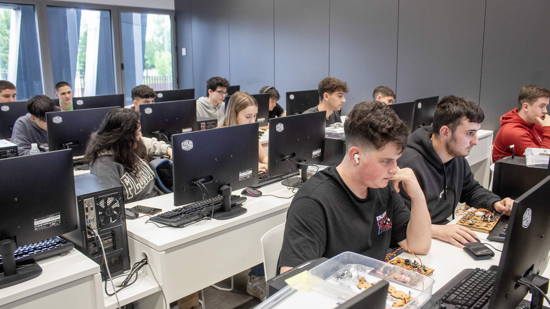 Estudiantes del grado de Ciberseguridad en la Universidad de Euneiz. CEDIDA
