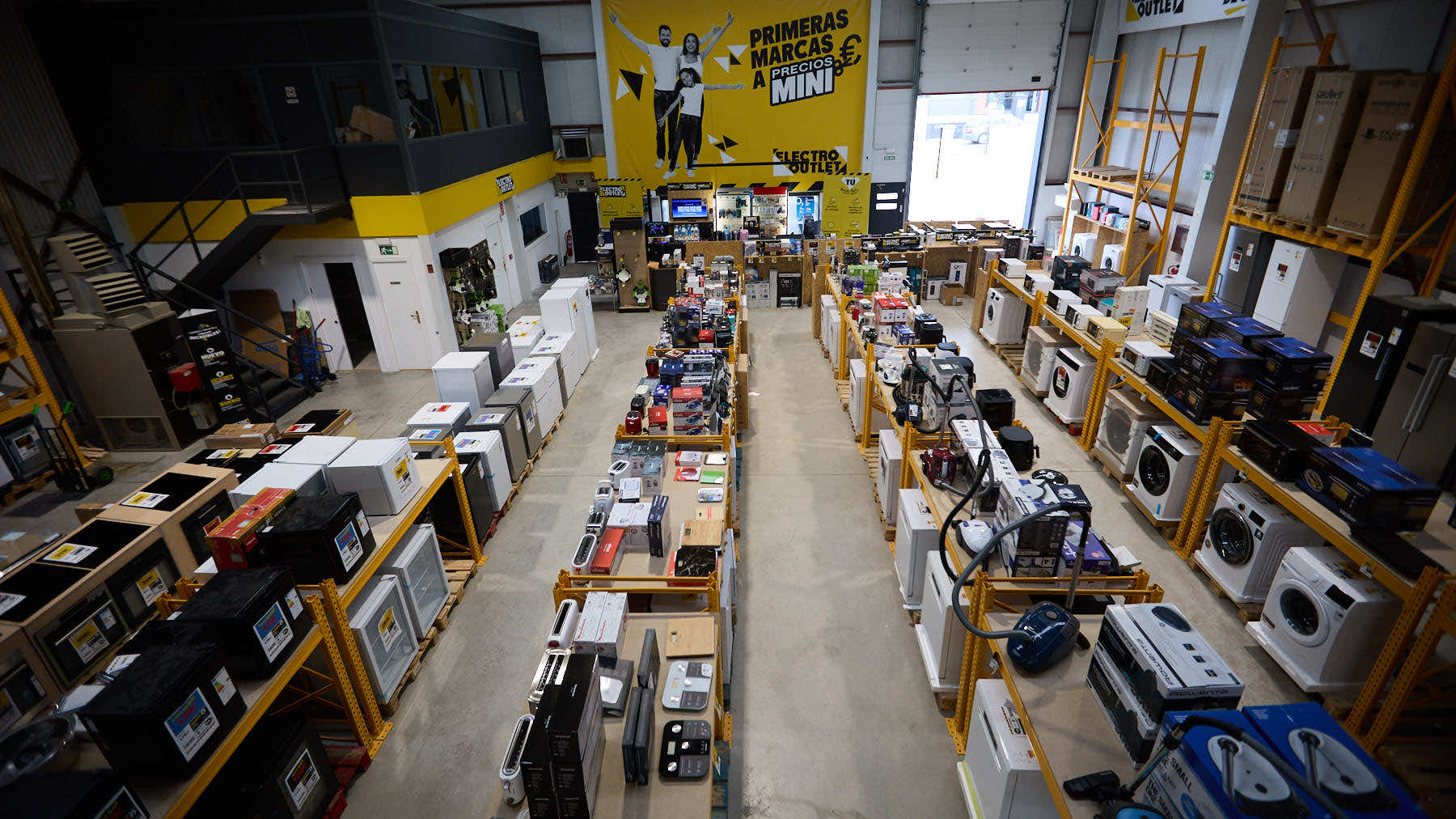 Electro Outlet, en la calle M, 27 del polígono industrial de Mutilva Baja. IÑIGO ALZUGARAY