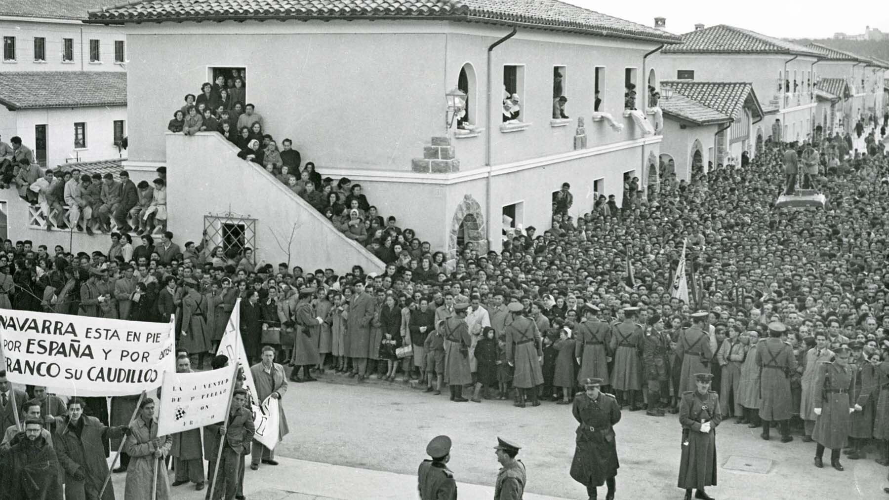 Entrega de llaves a propietarios de viviendas en el barrio de la Txantrea en el año 1952. Fototeca Navarra.