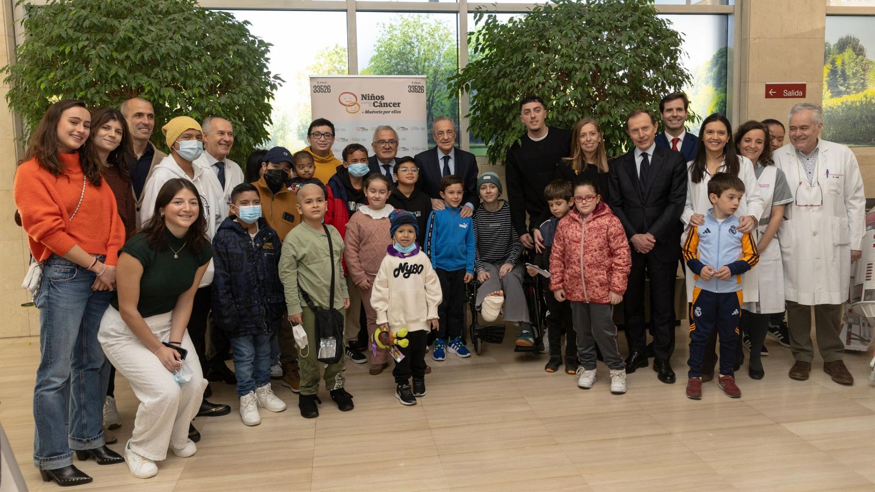 Luis Sabalza, presidente de Osasuna y Florentino Pérez, presidente del Real Madrid. Junto a pacientes, familias y profesionales de la Clínica Universidad de Navarra en el Día Mundial del Cáncer Infantil. MANUEL CASTELLS
