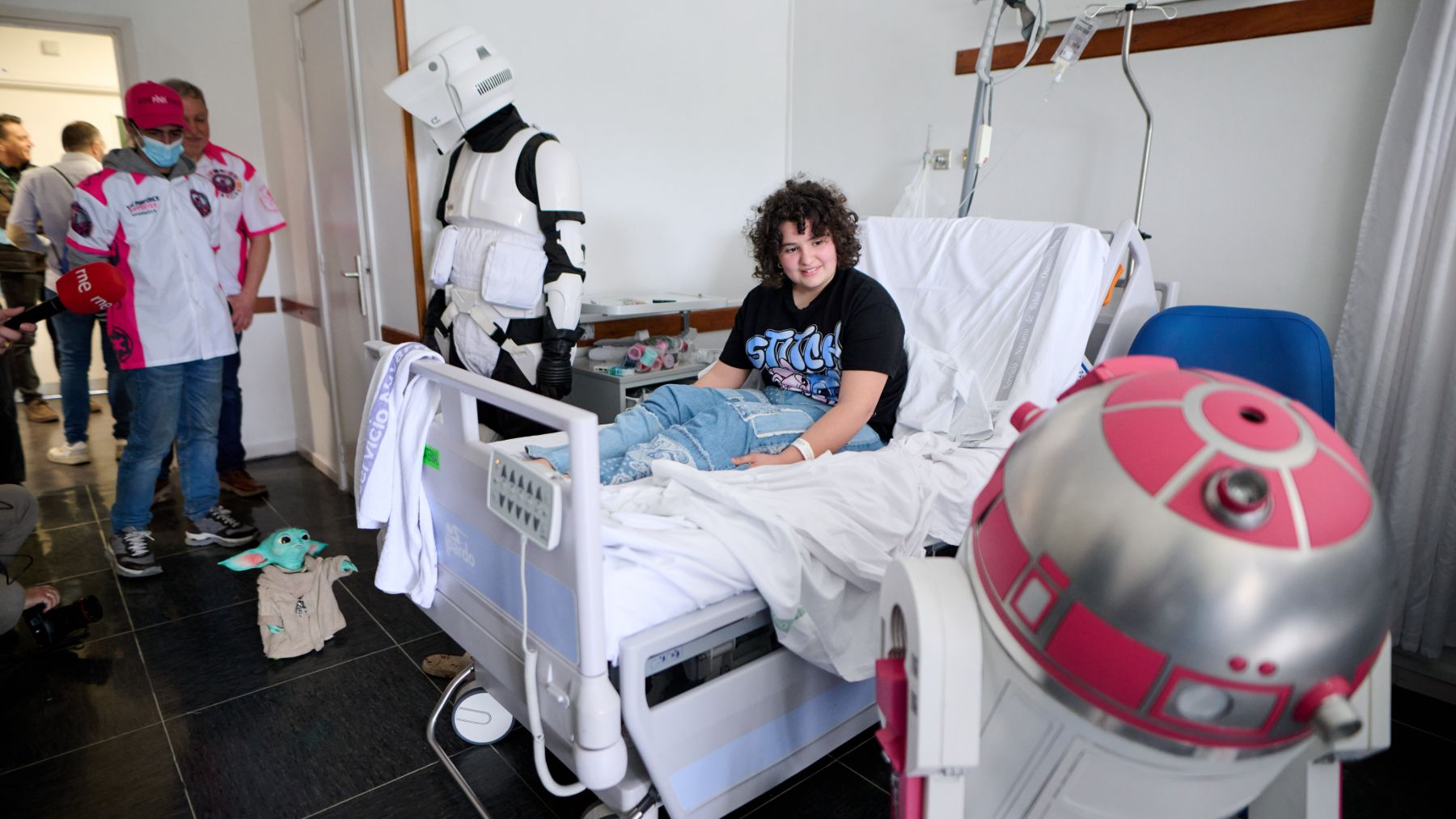 Un niño enfermo en Navarra recibe la visita de los personajes de Star Wars en su habitación del hospital. ASOCIACIÓN ESPAÑOLA CONTRA EL CÁNCER EN NAVARRA