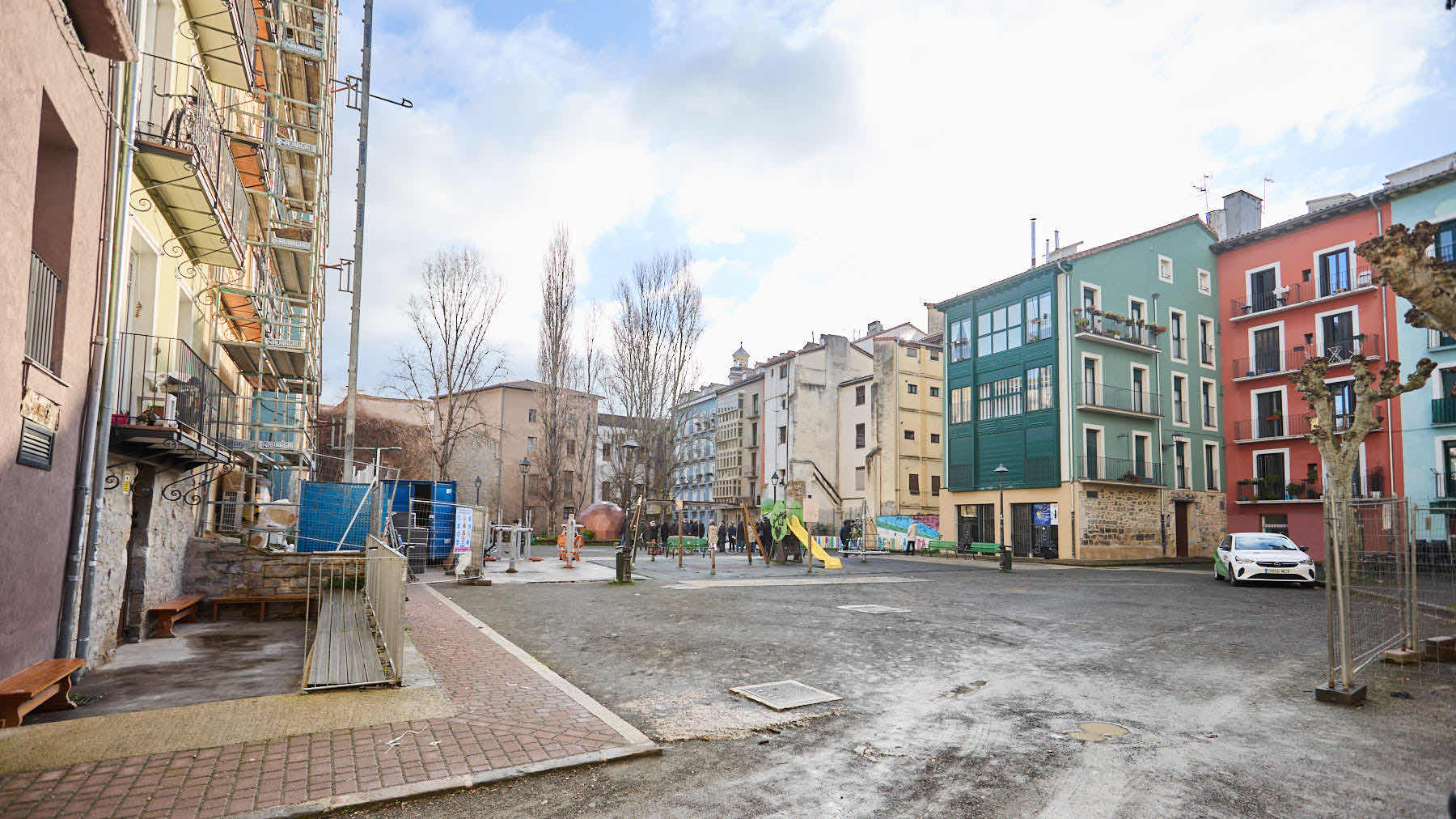 La Gerencia y la Comisión de Urbanismo del Ayuntamiento visitan la plaza de Santa Ana para conocer los elementos históricos y patrimoniales que acoge, dentro del proceso emprendido para la reurbanización de ese espacio. IÑIGO ALZUGARAY